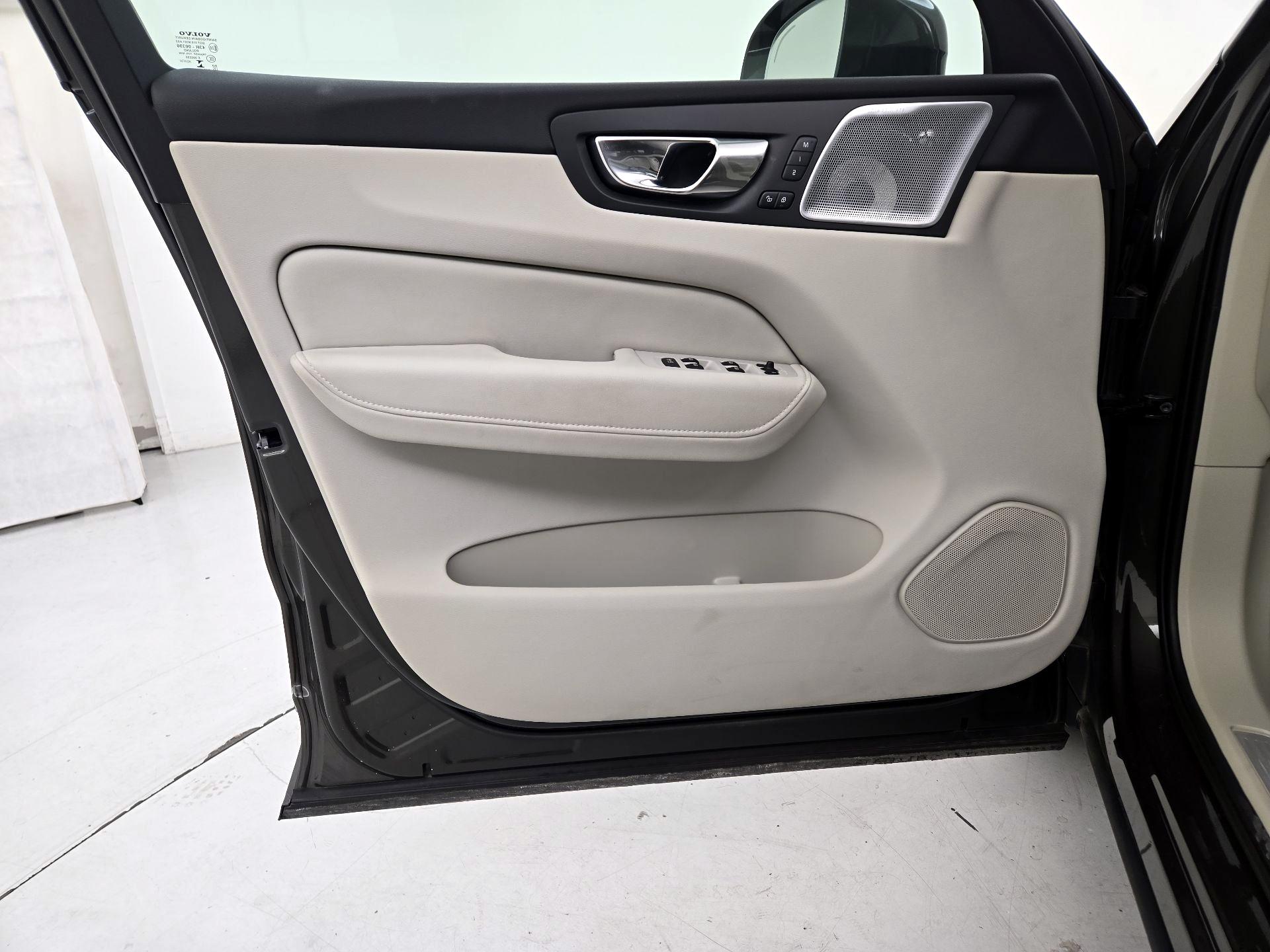 Thumbnail: 2022 Volvo XC60 - 12