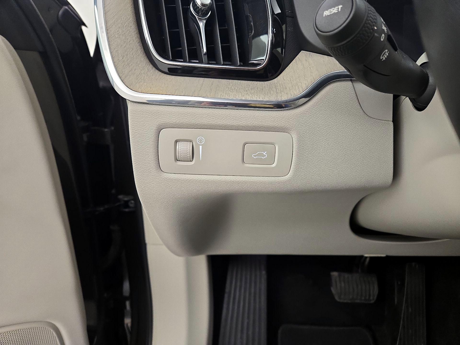 Thumbnail: 2022 Volvo XC60 - 13