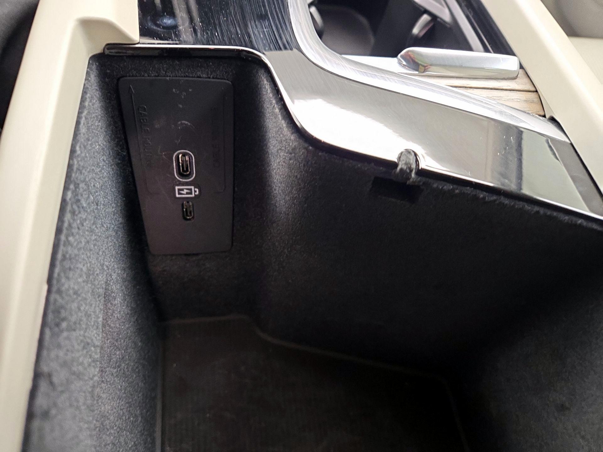 Thumbnail: 2022 Volvo XC60 - 18