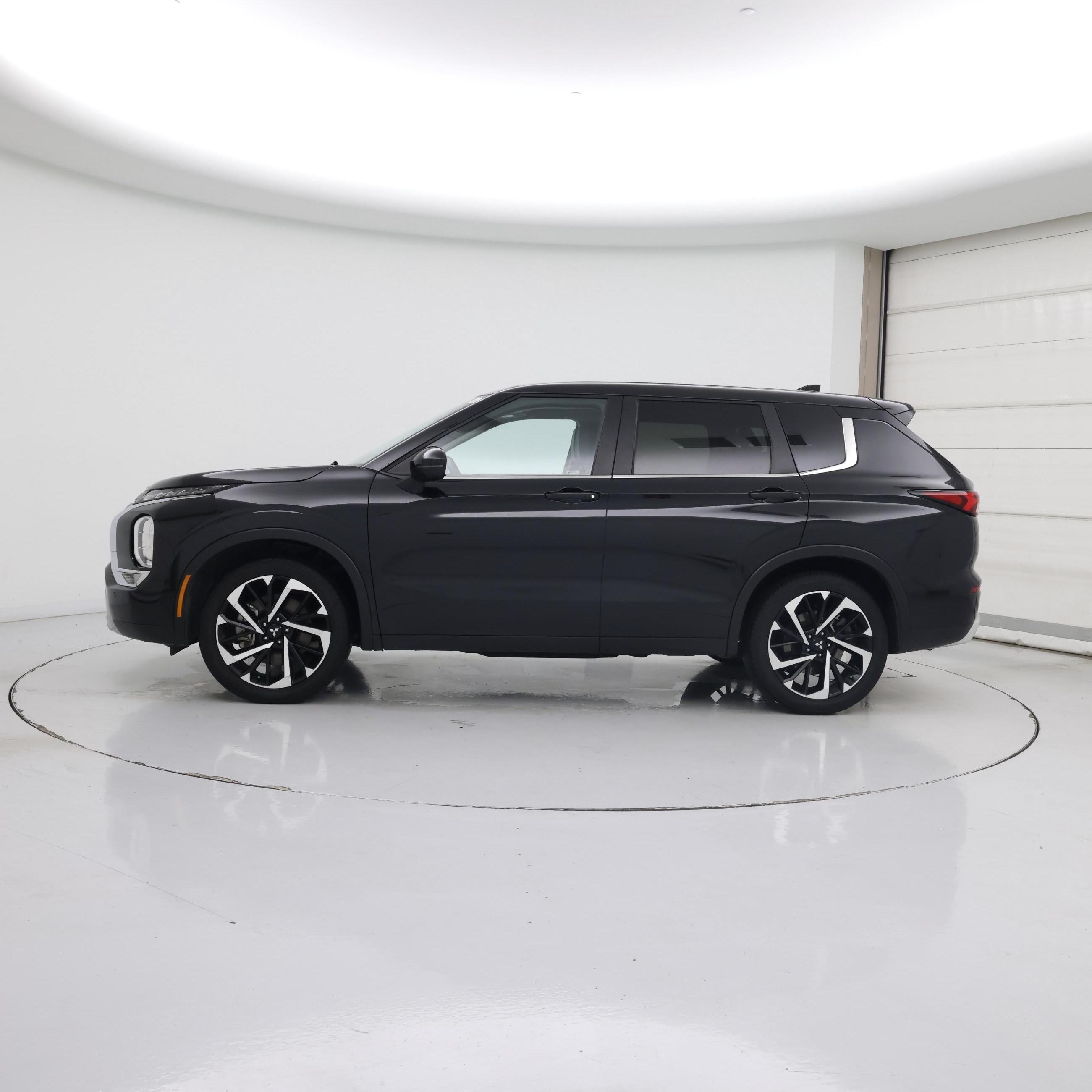 Thumbnail: 2024 Mitsubishi Outlander - 3