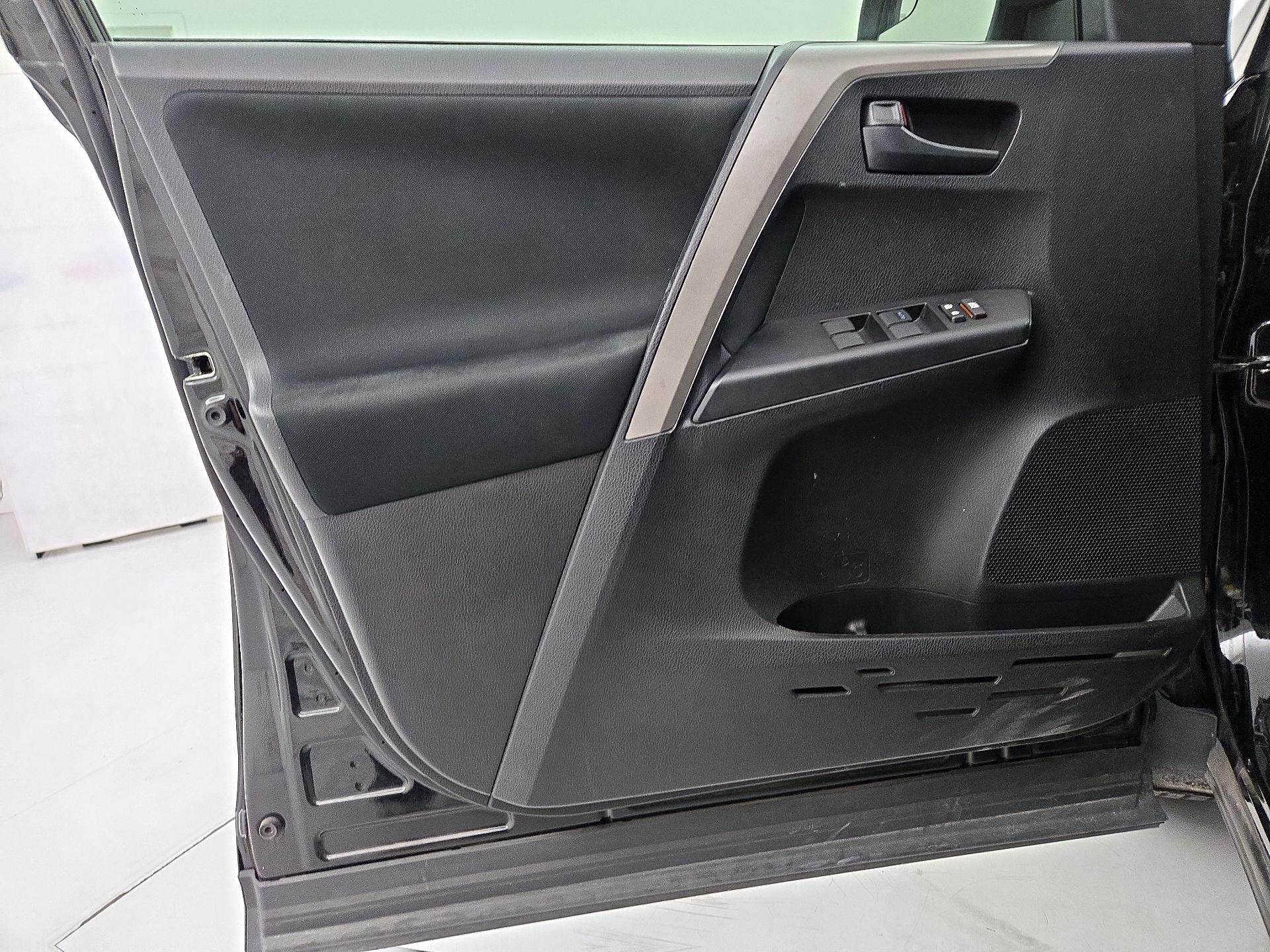 Thumbnail: 2018 Toyota RAV4 - 12