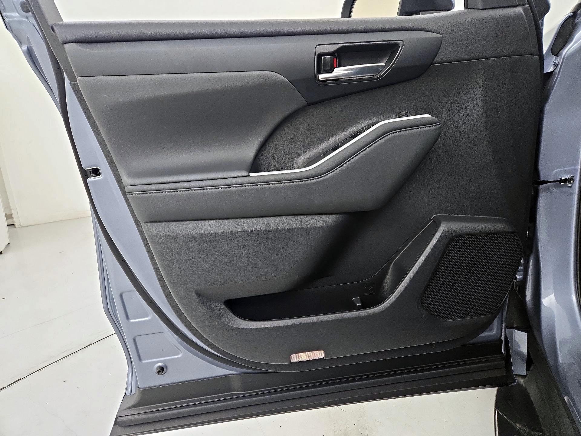 Thumbnail: 2022 Toyota Highlander - 12