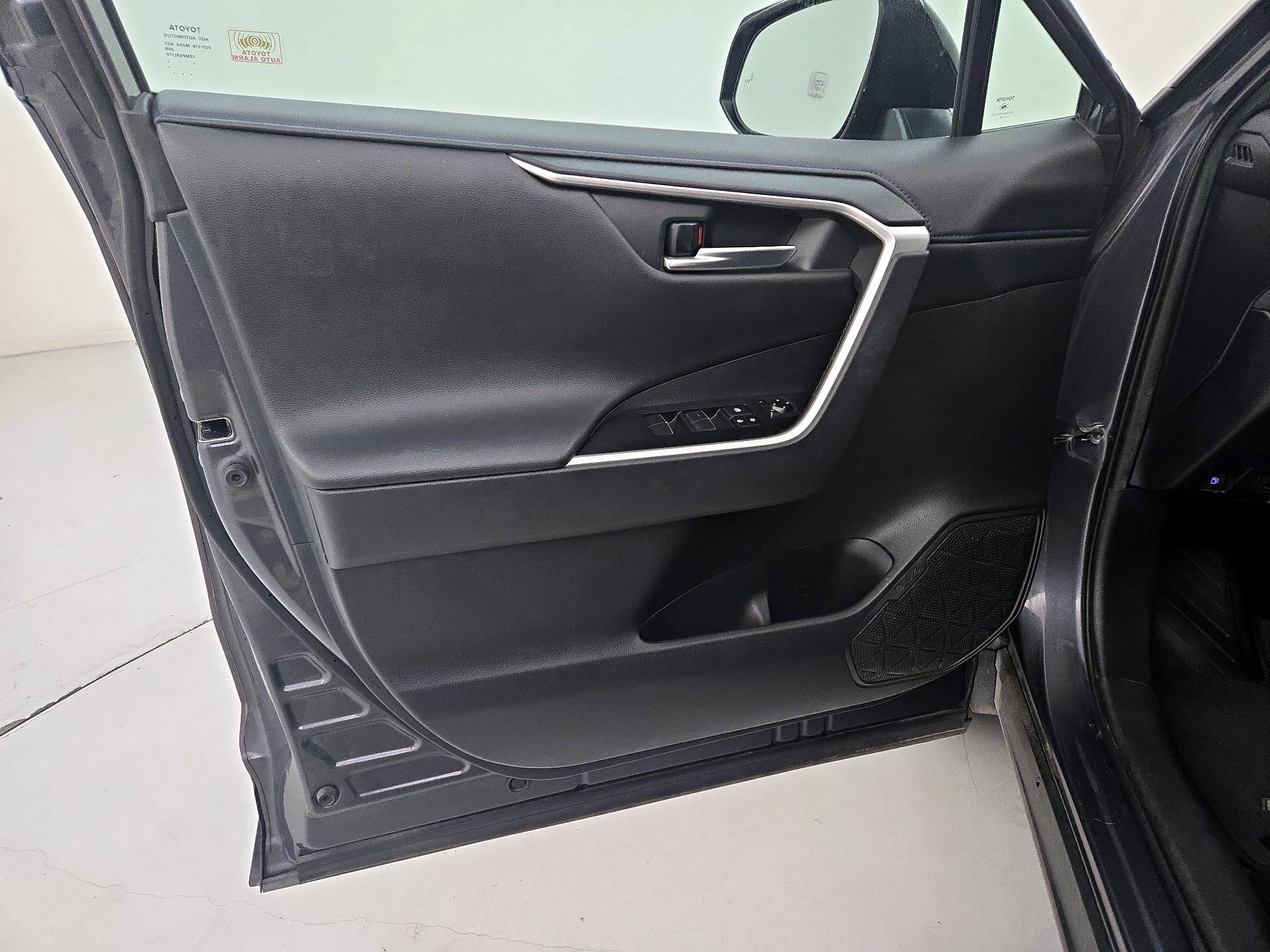 Thumbnail: 2019 Toyota RAV4 - 12