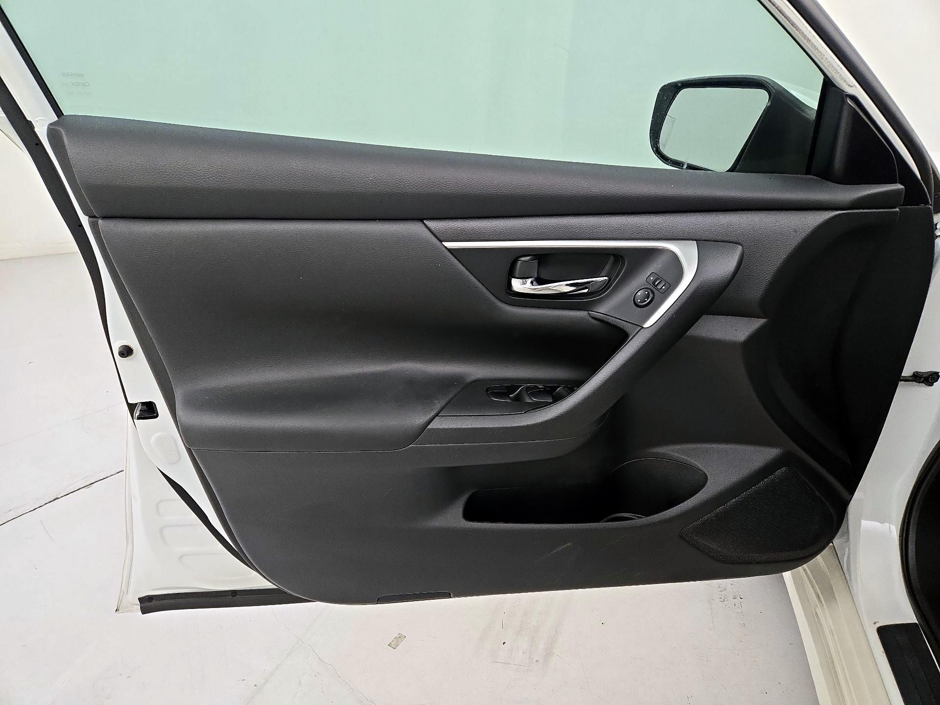 Thumbnail: 2016 Nissan Altima - 12