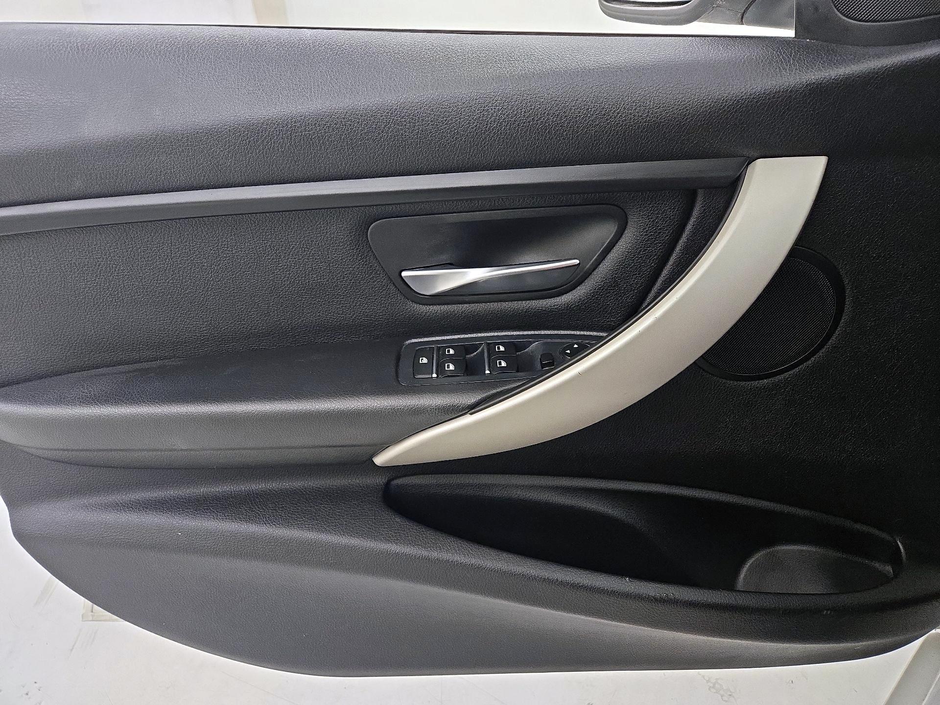 Thumbnail: 2016 BMW 3 Series - 12