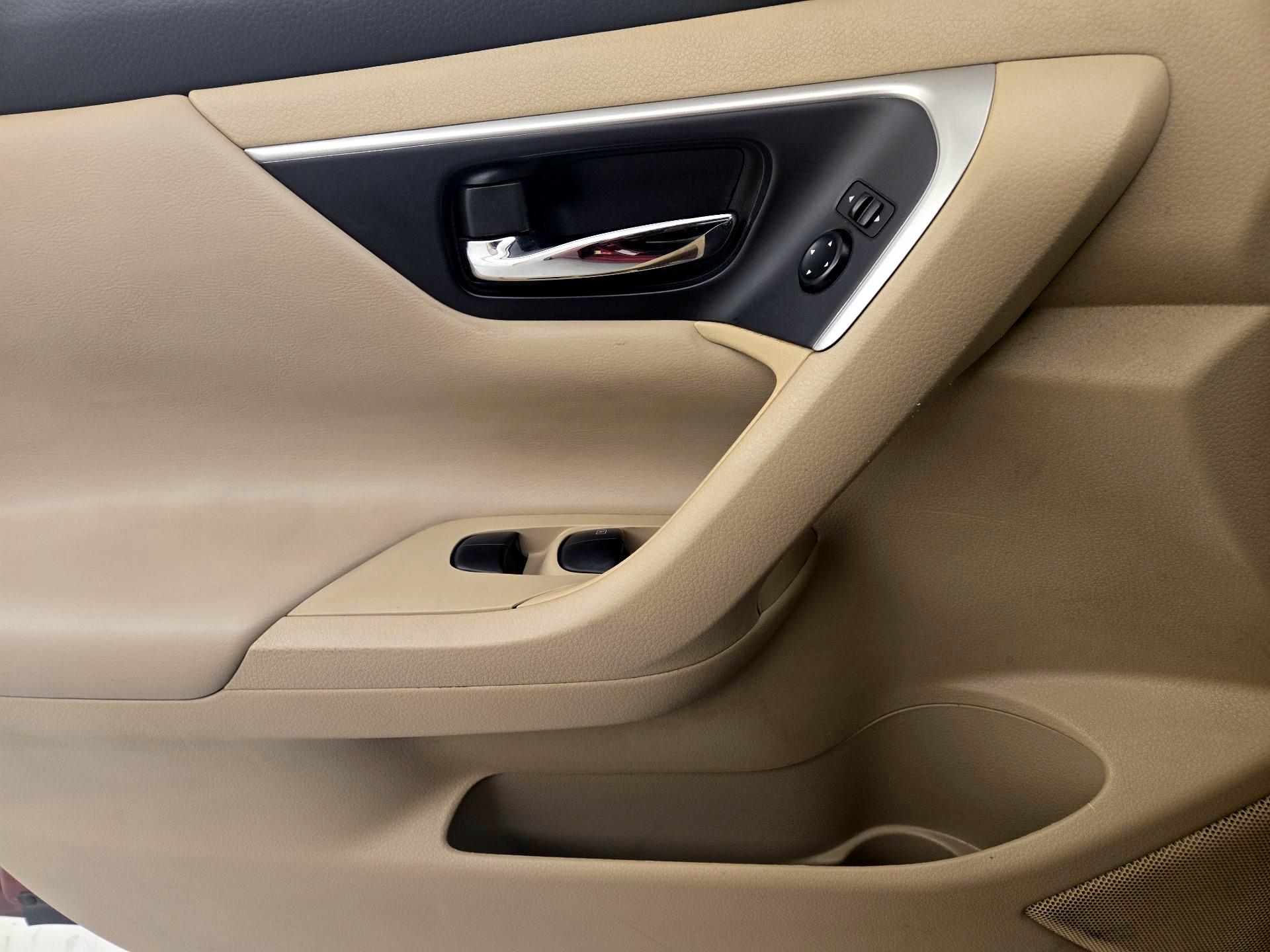 Thumbnail: 2016 Nissan Altima - 12