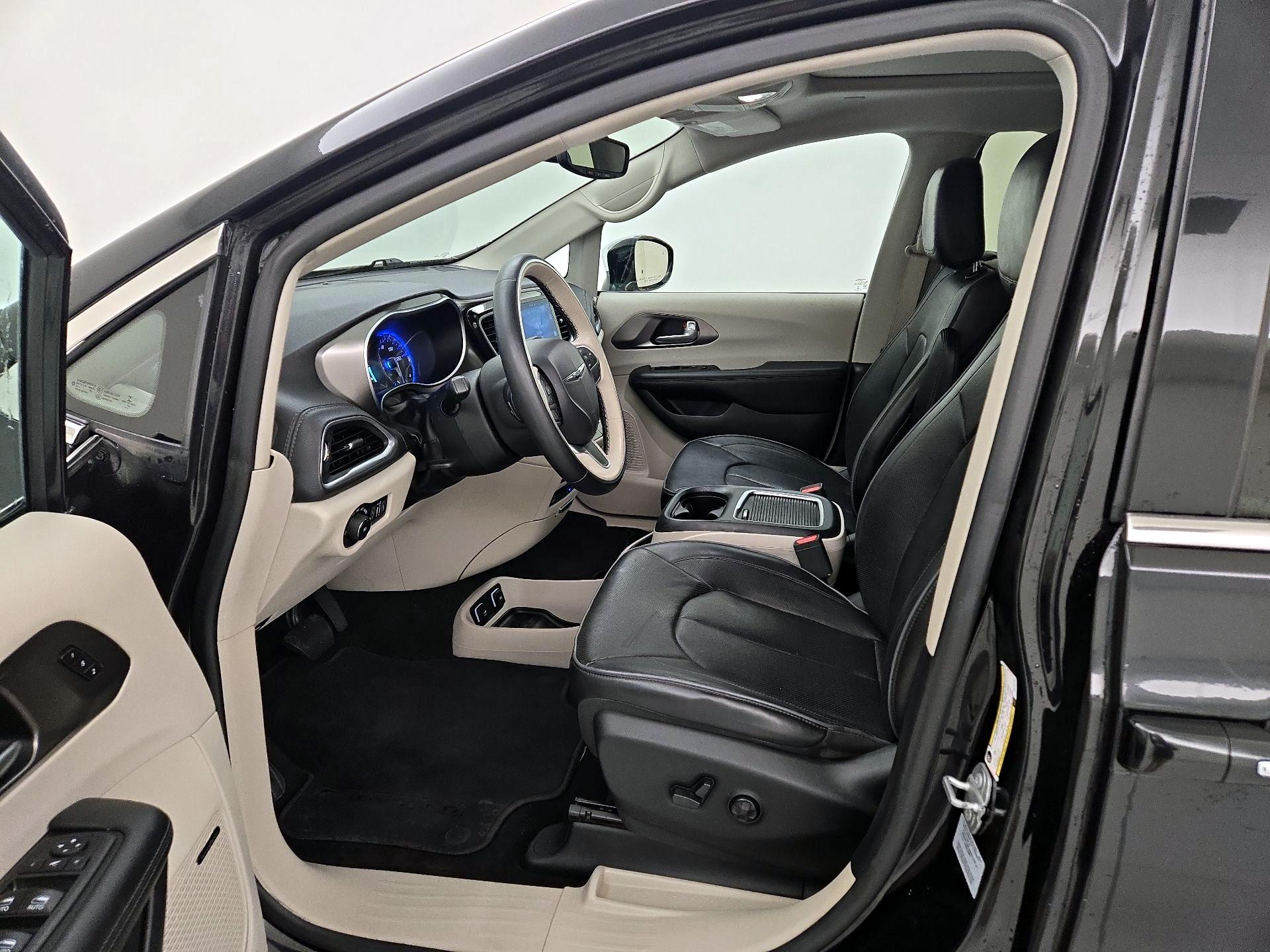 Thumbnail: 2017 Chrysler Pacifica - 11