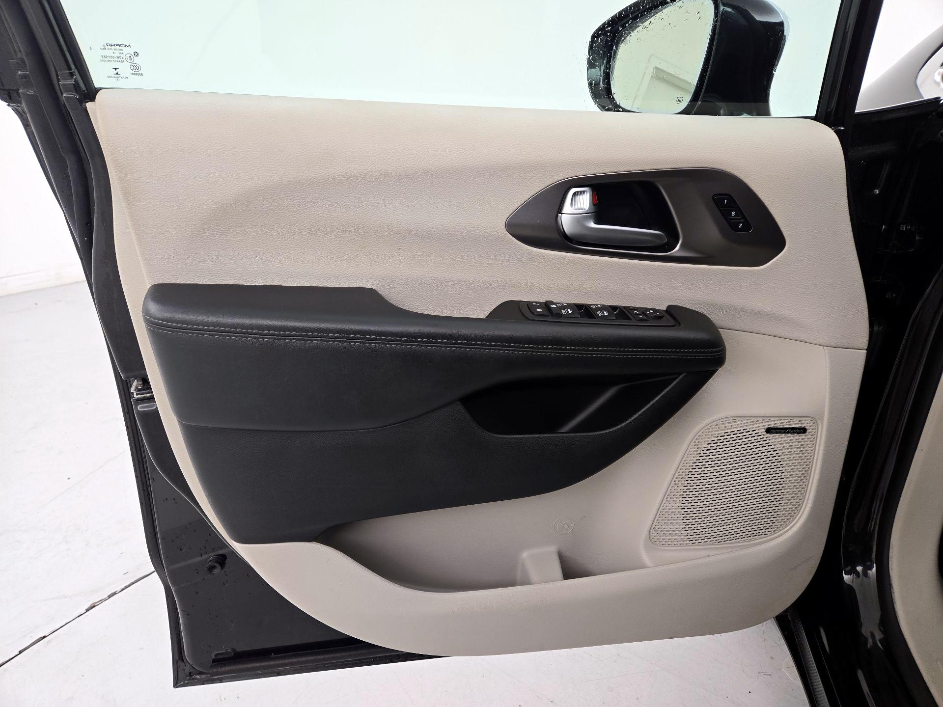 Thumbnail: 2017 Chrysler Pacifica - 12