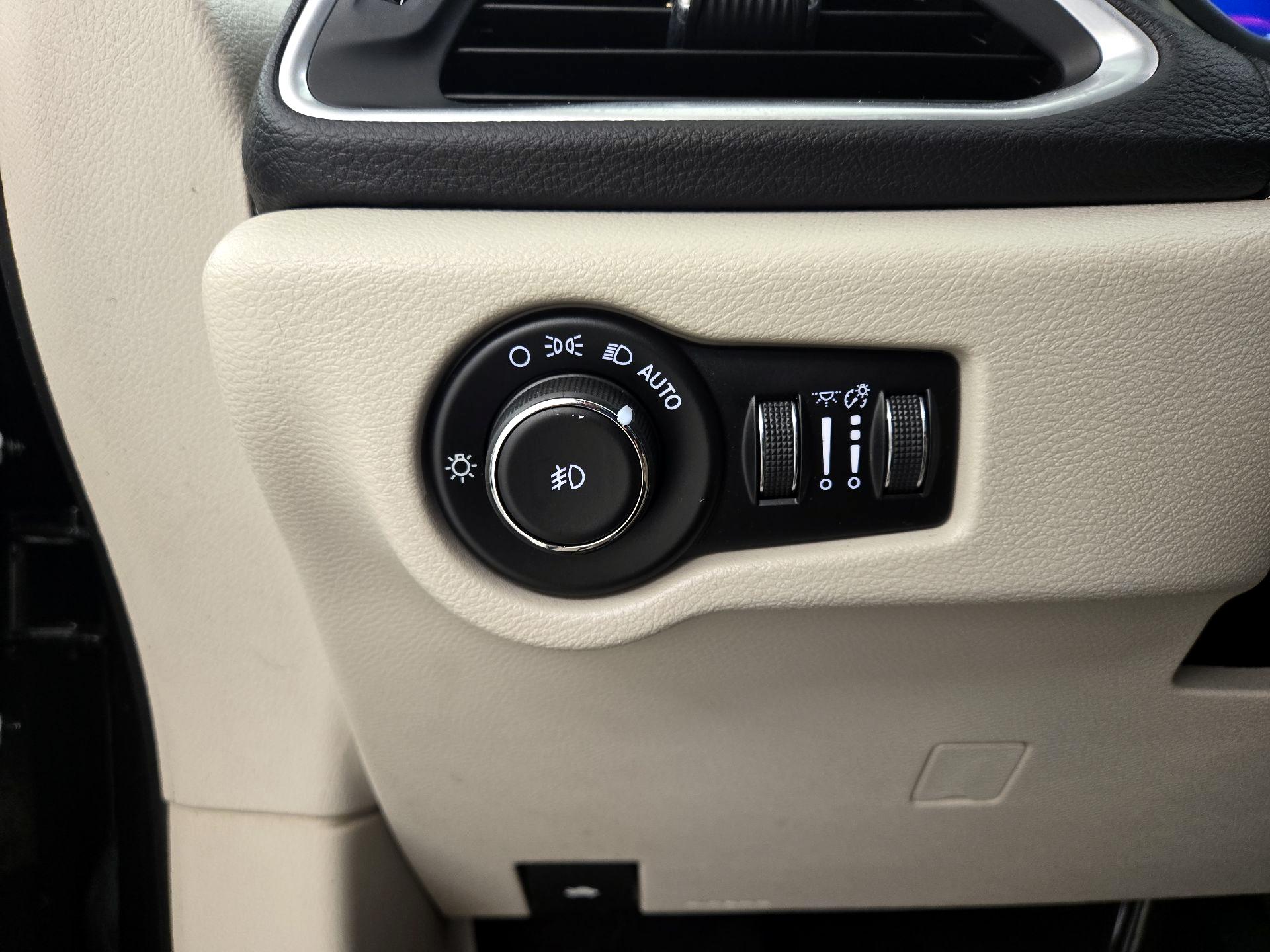 Thumbnail: 2017 Chrysler Pacifica - 13