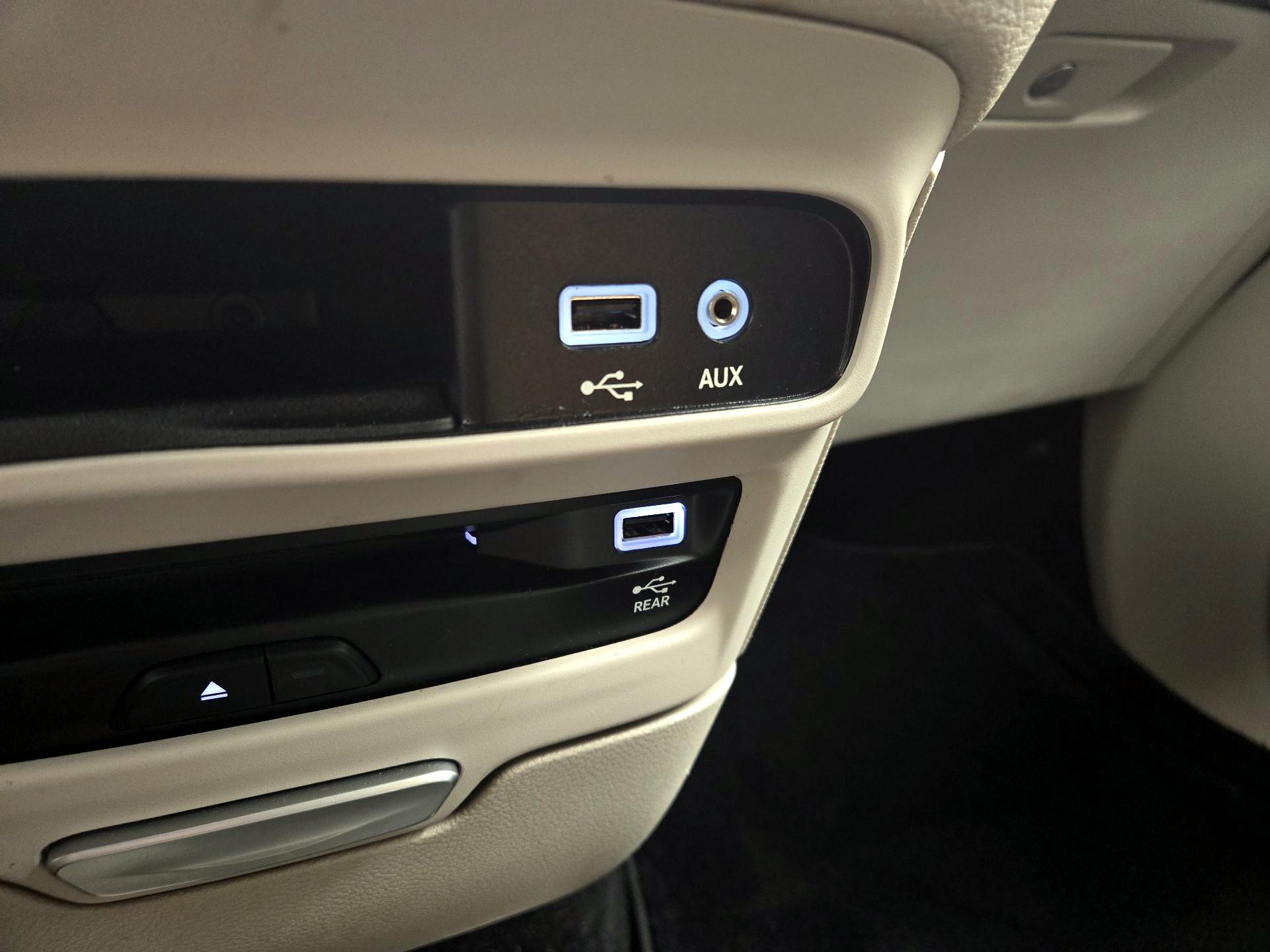 Thumbnail: 2017 Chrysler Pacifica - 19