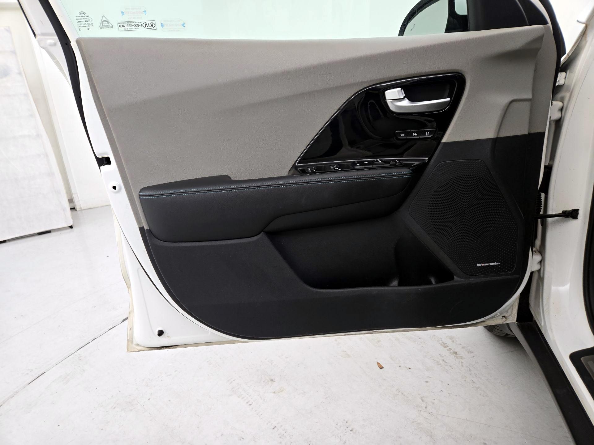 Thumbnail: 2017 Kia Niro - 12