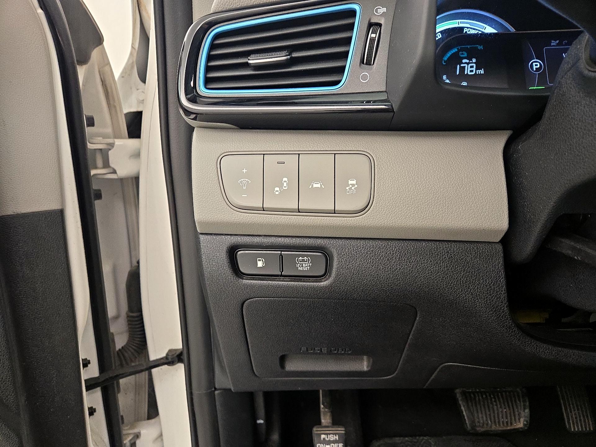 Thumbnail: 2017 Kia Niro - 13