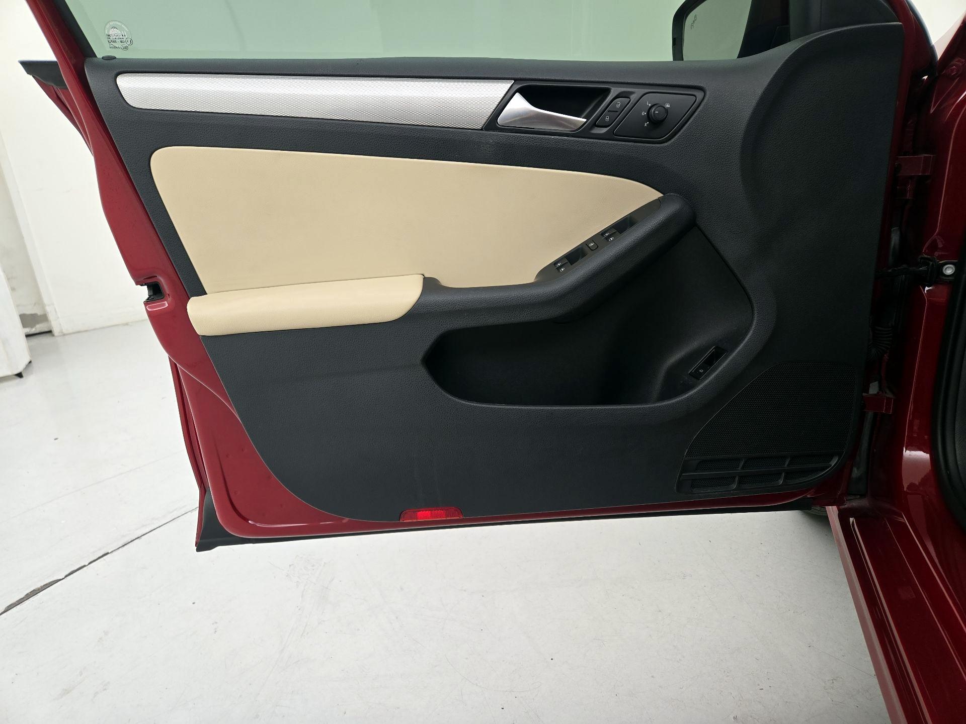 Thumbnail: 2017 Volkswagen Jetta - 12