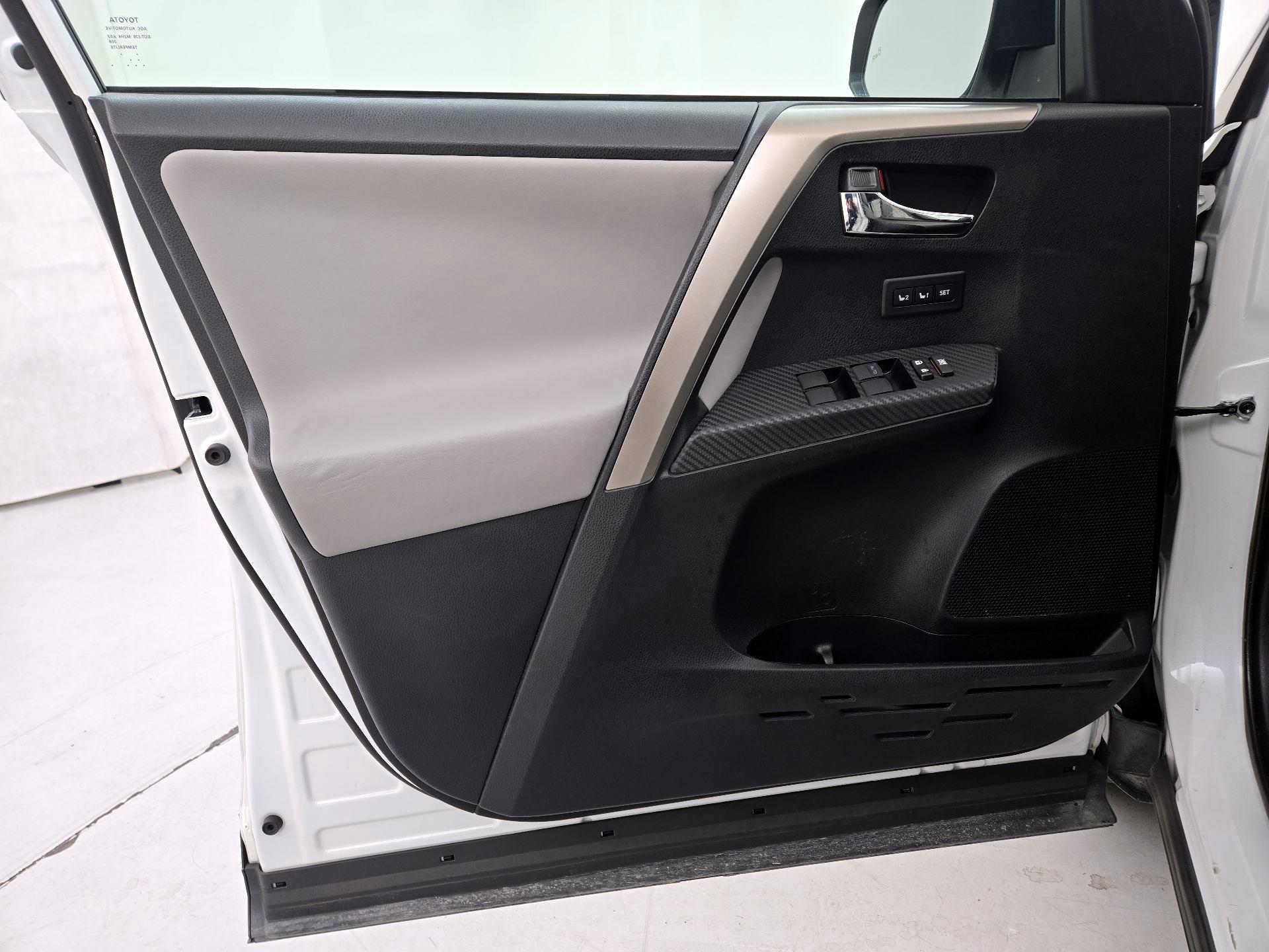 Thumbnail: 2015 Toyota RAV4 - 12