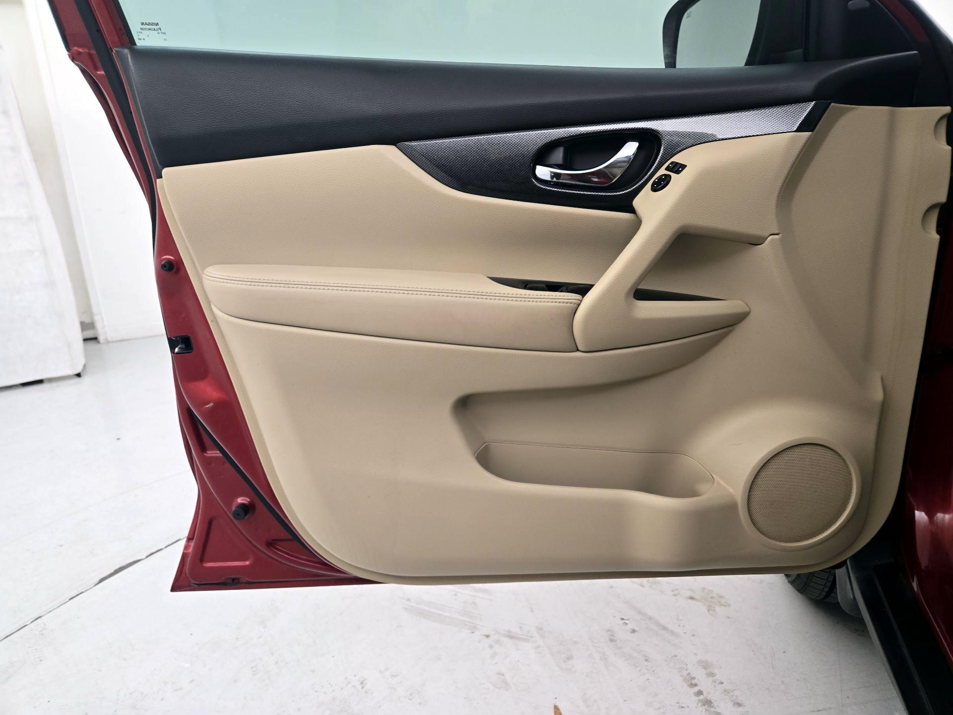 Thumbnail: 2016 Nissan Rogue - 12