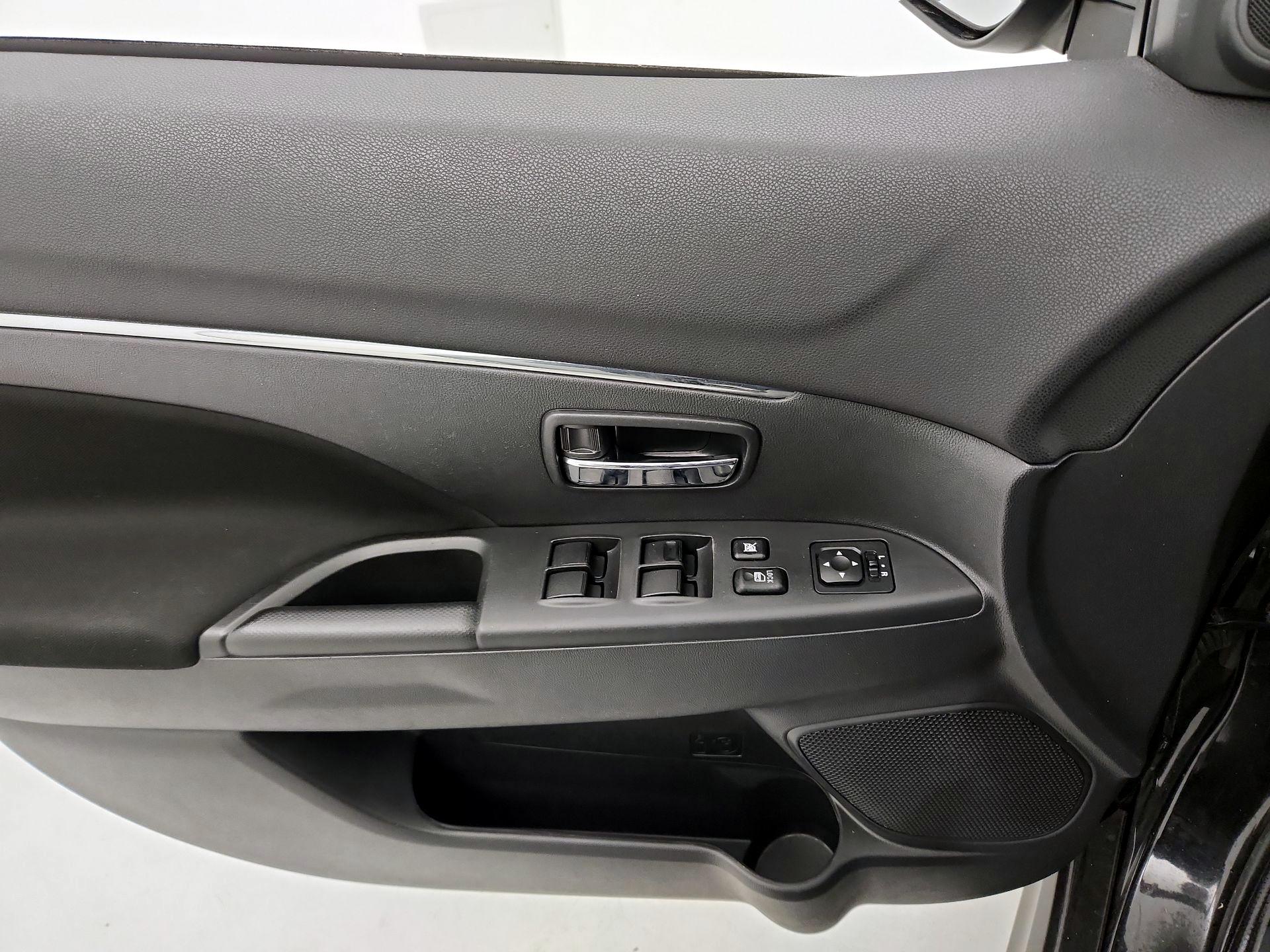 Thumbnail: 2023 Mitsubishi Outlander Sport - 12