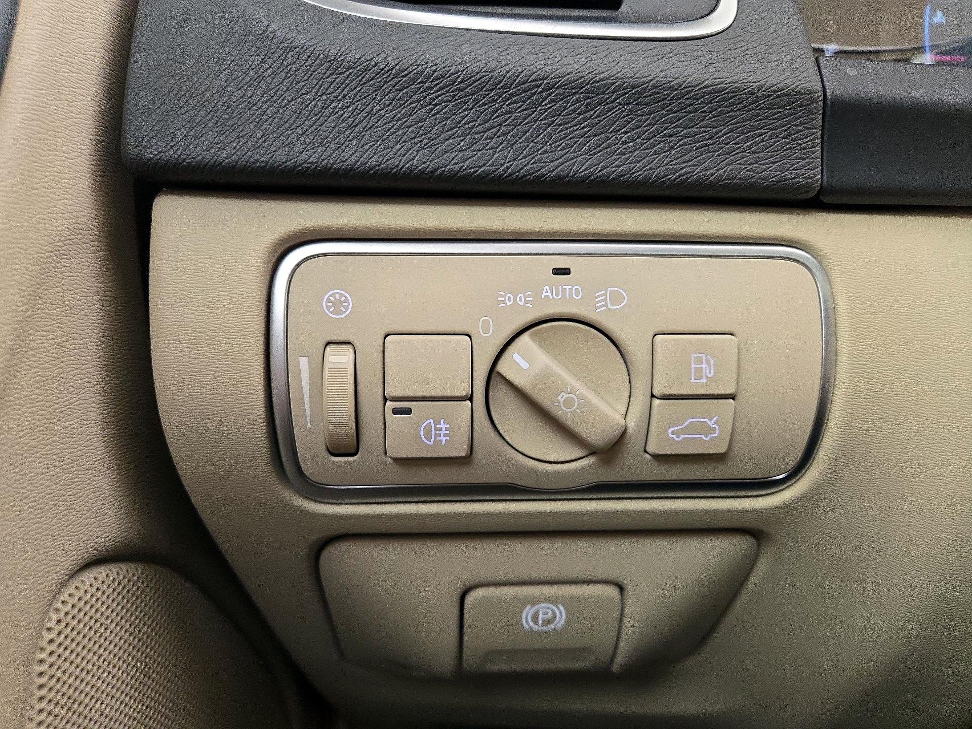 Thumbnail: 2016 Volvo V60 - 13