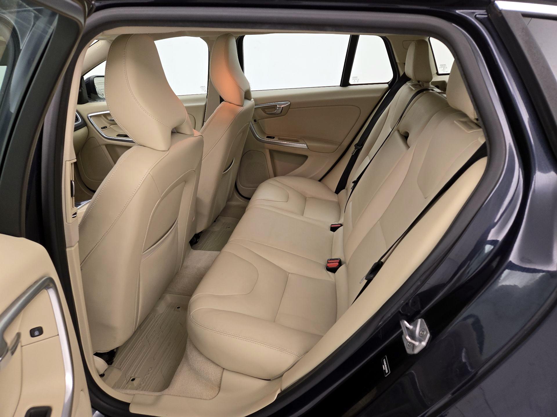 Thumbnail: 2016 Volvo V60 - 20