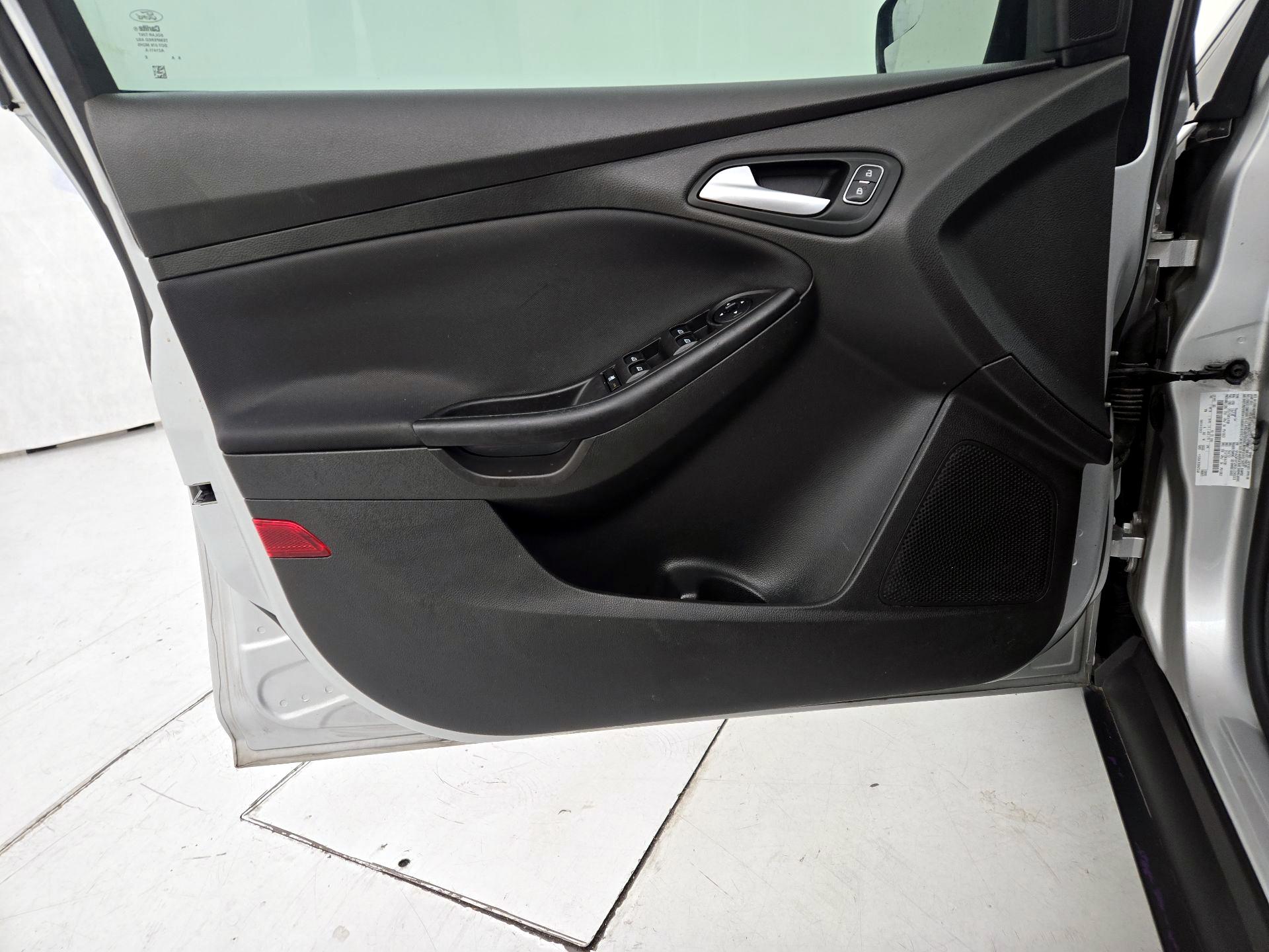 Thumbnail: 2016 Ford Focus - 12