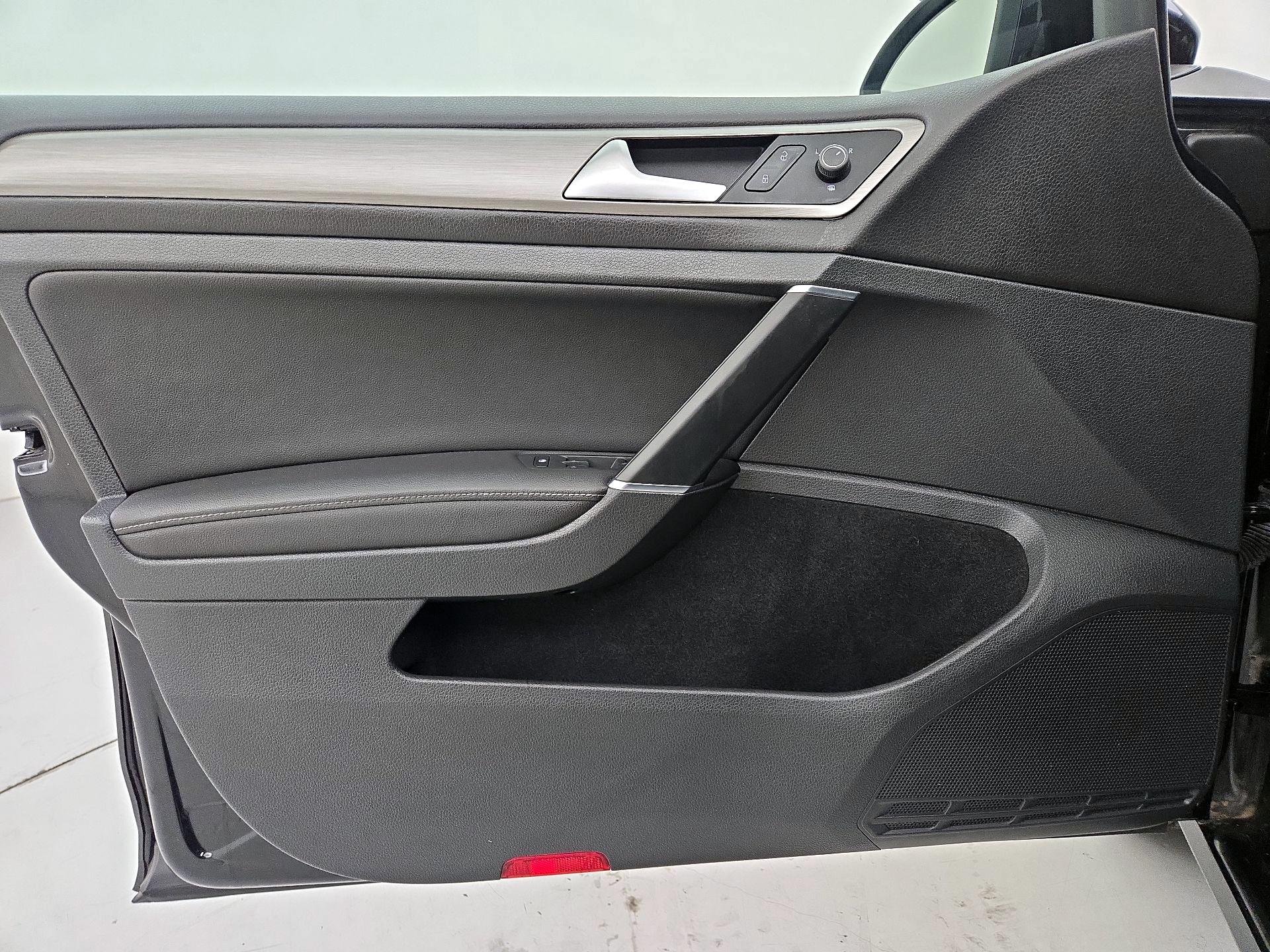 Thumbnail: 2017 Volkswagen Golf - 12