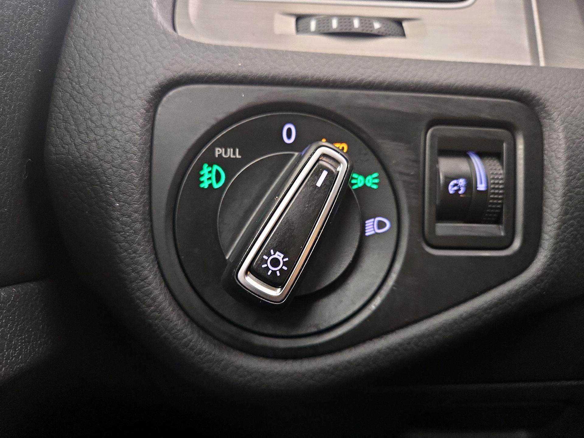 Thumbnail: 2017 Volkswagen Golf - 13