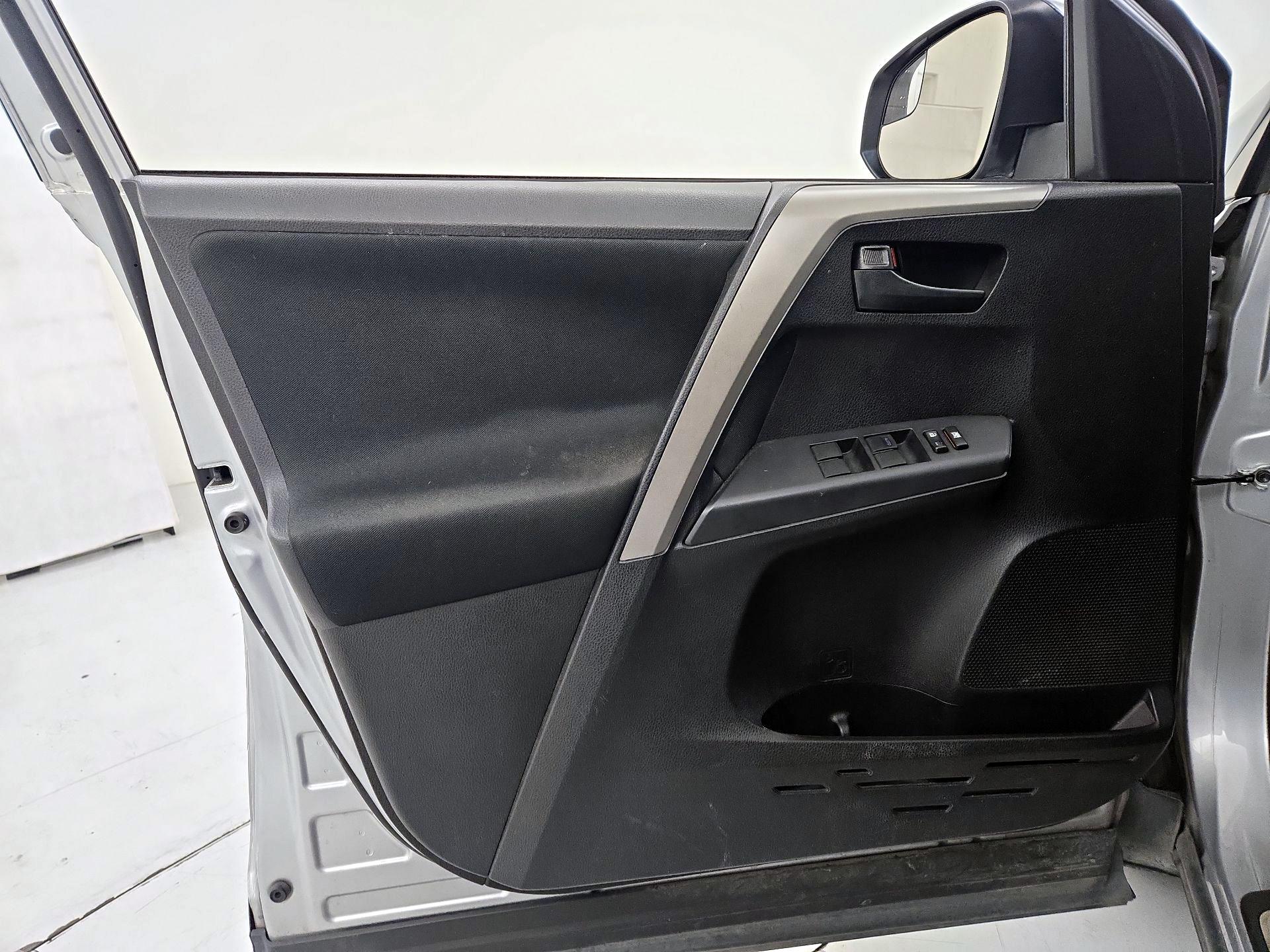 Thumbnail: 2016 Toyota RAV4 - 12