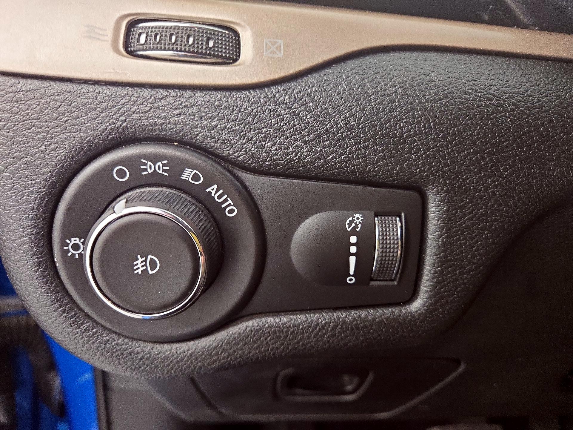 Thumbnail: 2018 Jeep Cherokee - 13