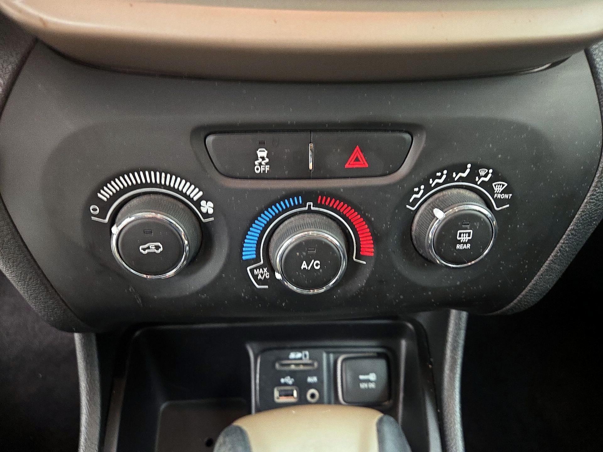 Thumbnail: 2018 Jeep Cherokee - 17