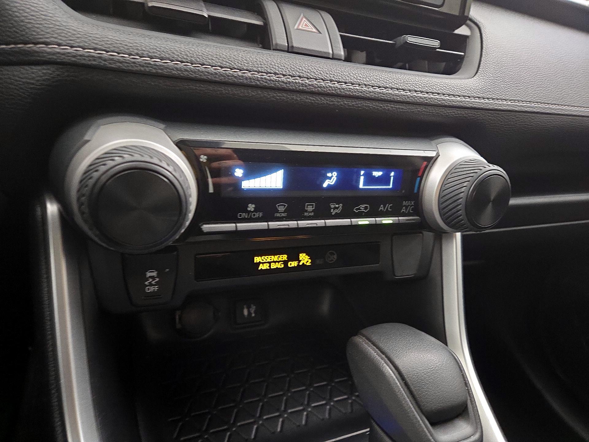 Thumbnail: 2019 Toyota RAV4 - 16