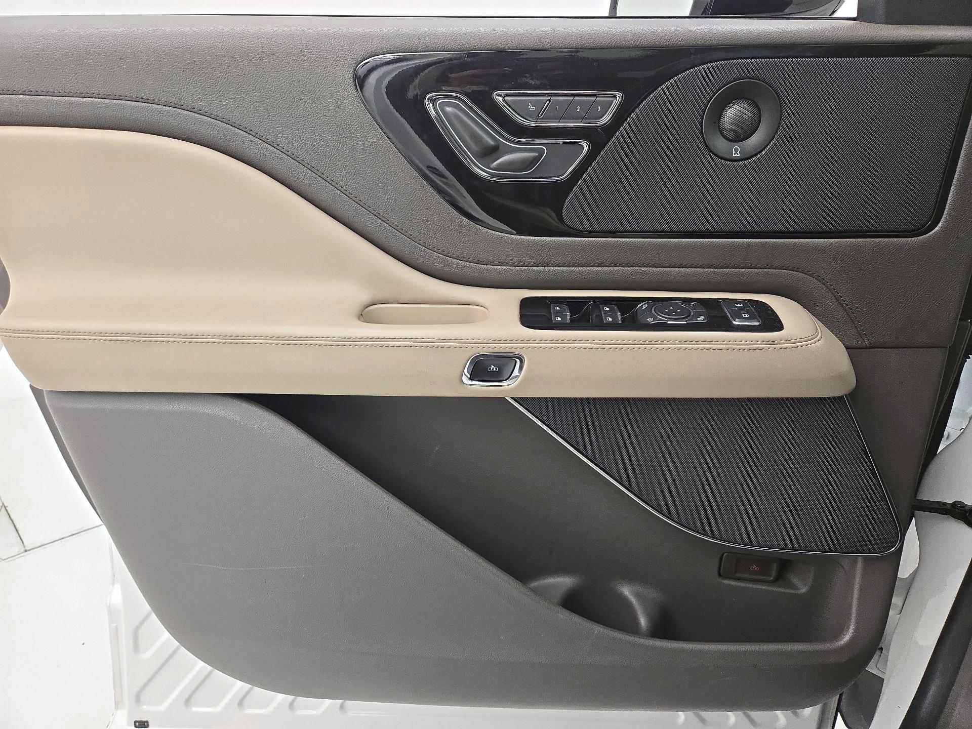 Thumbnail: 2022 Lincoln Aviator - 12