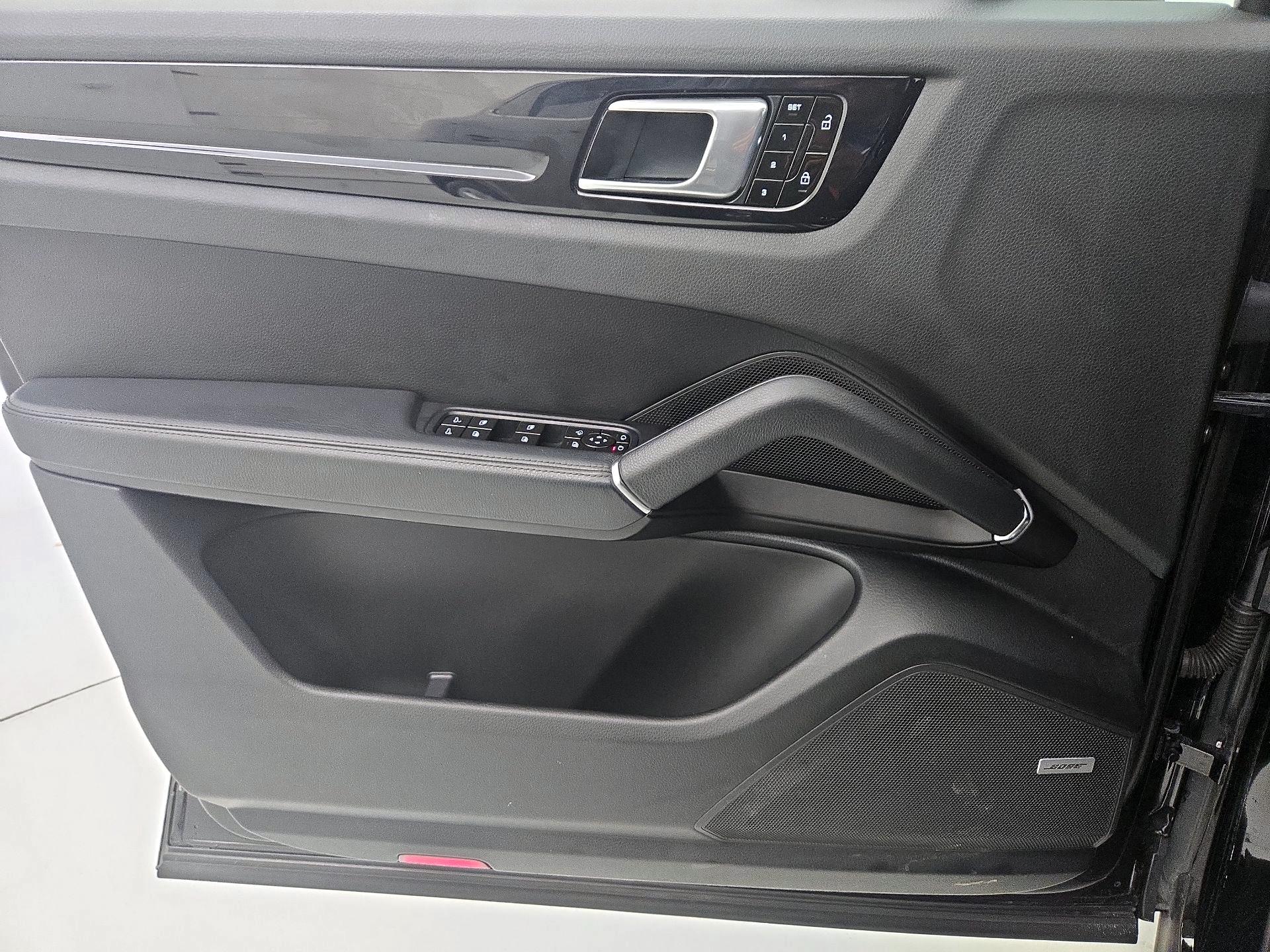 Thumbnail: 2020 Porsche Cayenne - 12