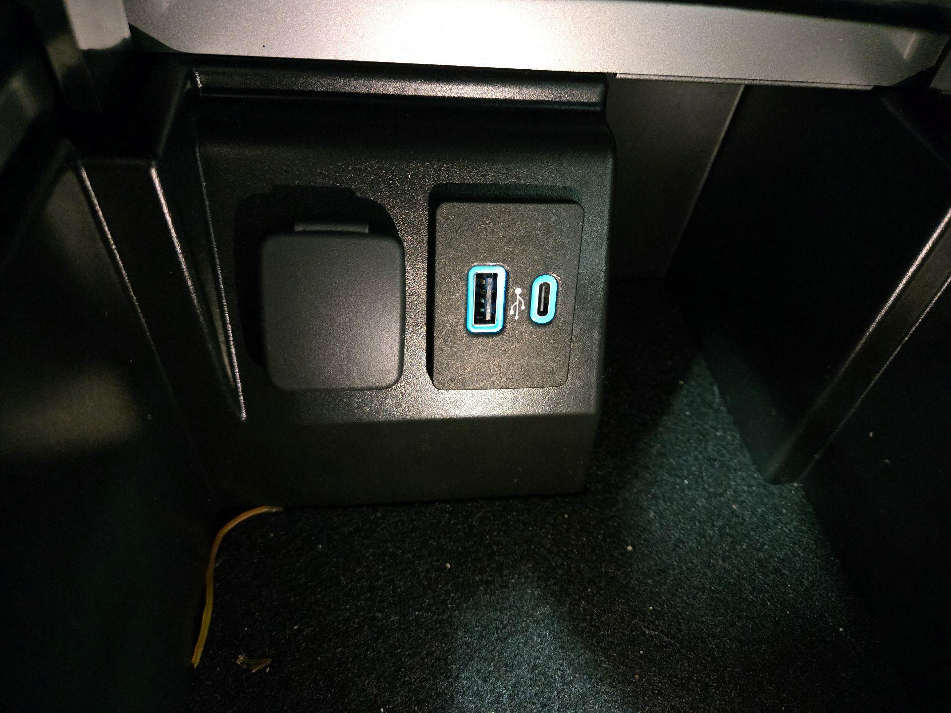 Thumbnail: 2022 Ford Explorer - 18