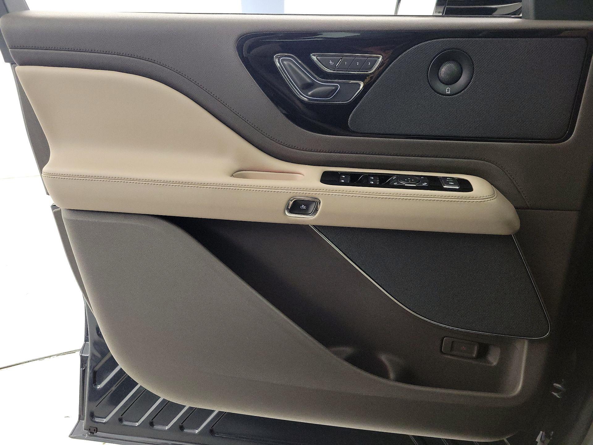 Thumbnail: 2022 Lincoln Aviator - 12