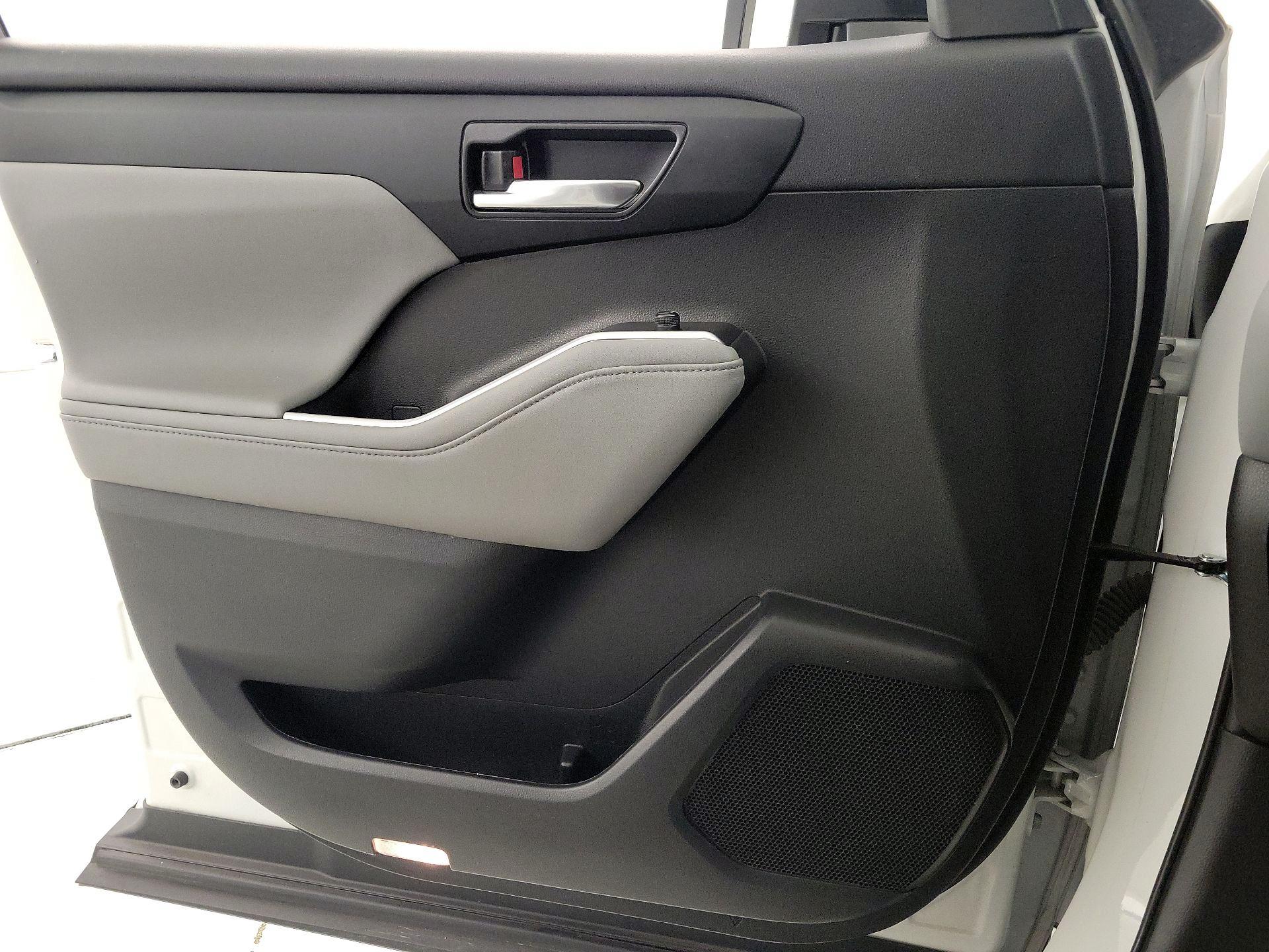 Thumbnail: 2022 Toyota Highlander - 12