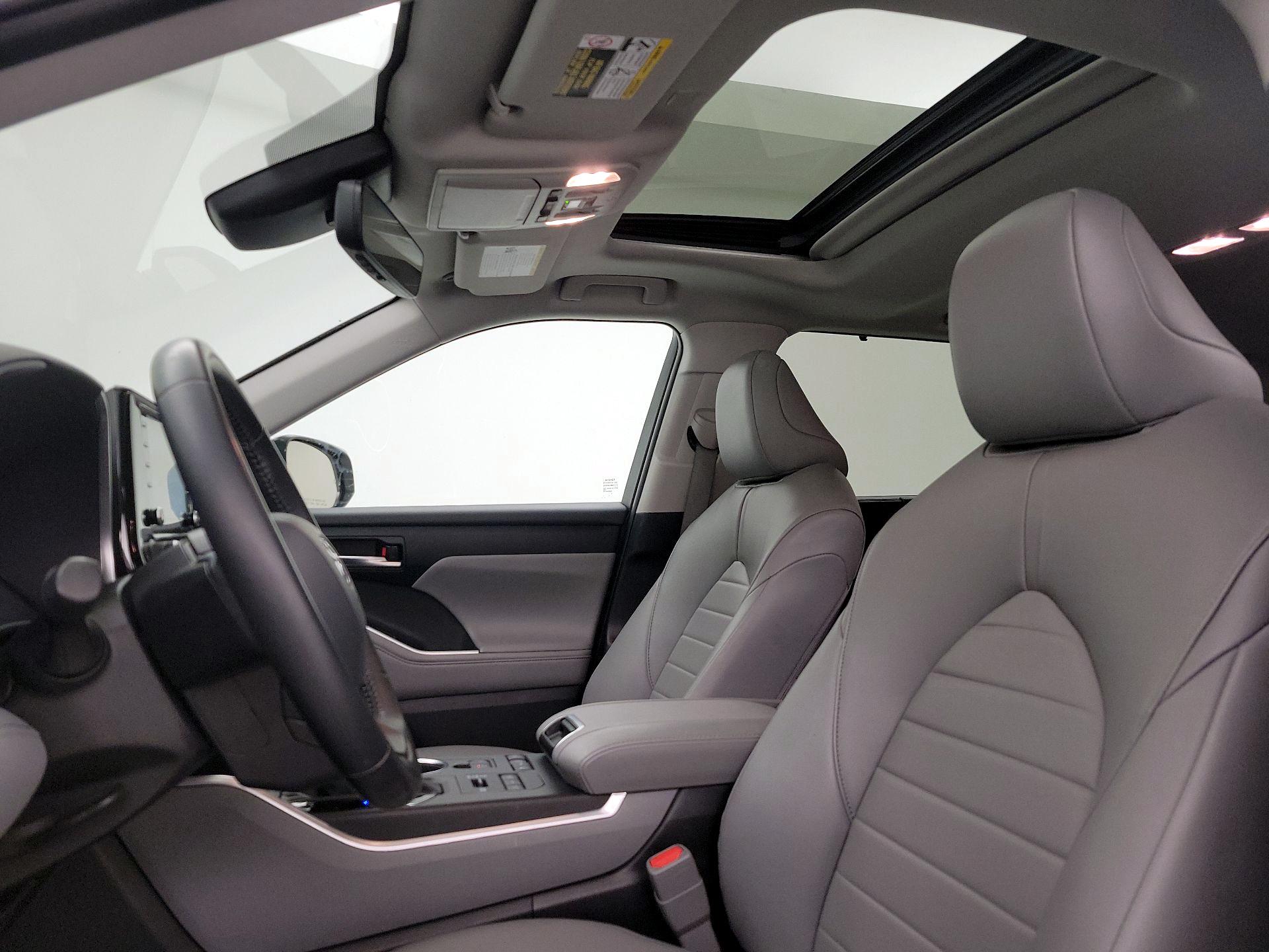 Thumbnail: 2022 Toyota Highlander - 18