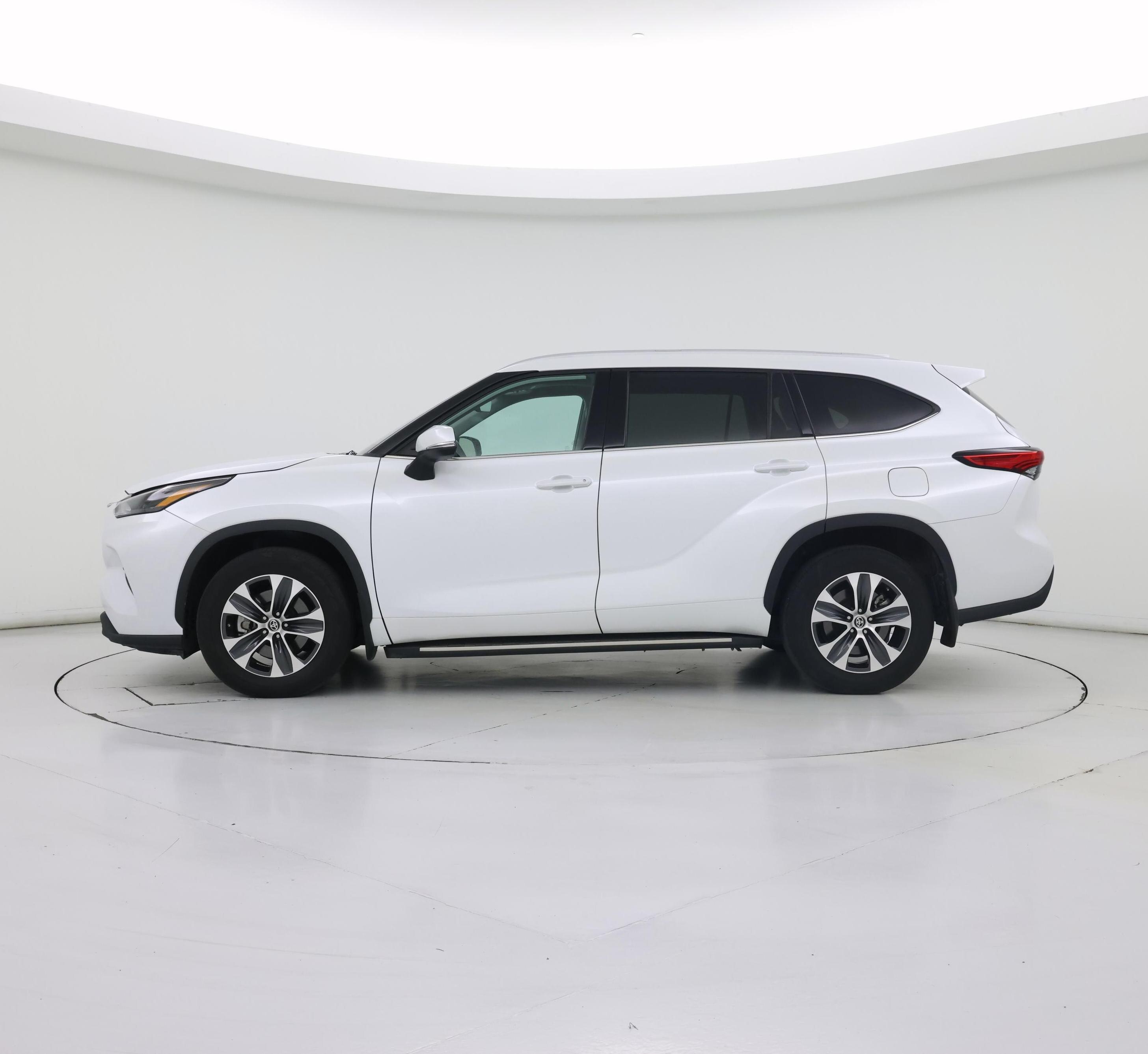 Thumbnail: 2022 Toyota Highlander - 3