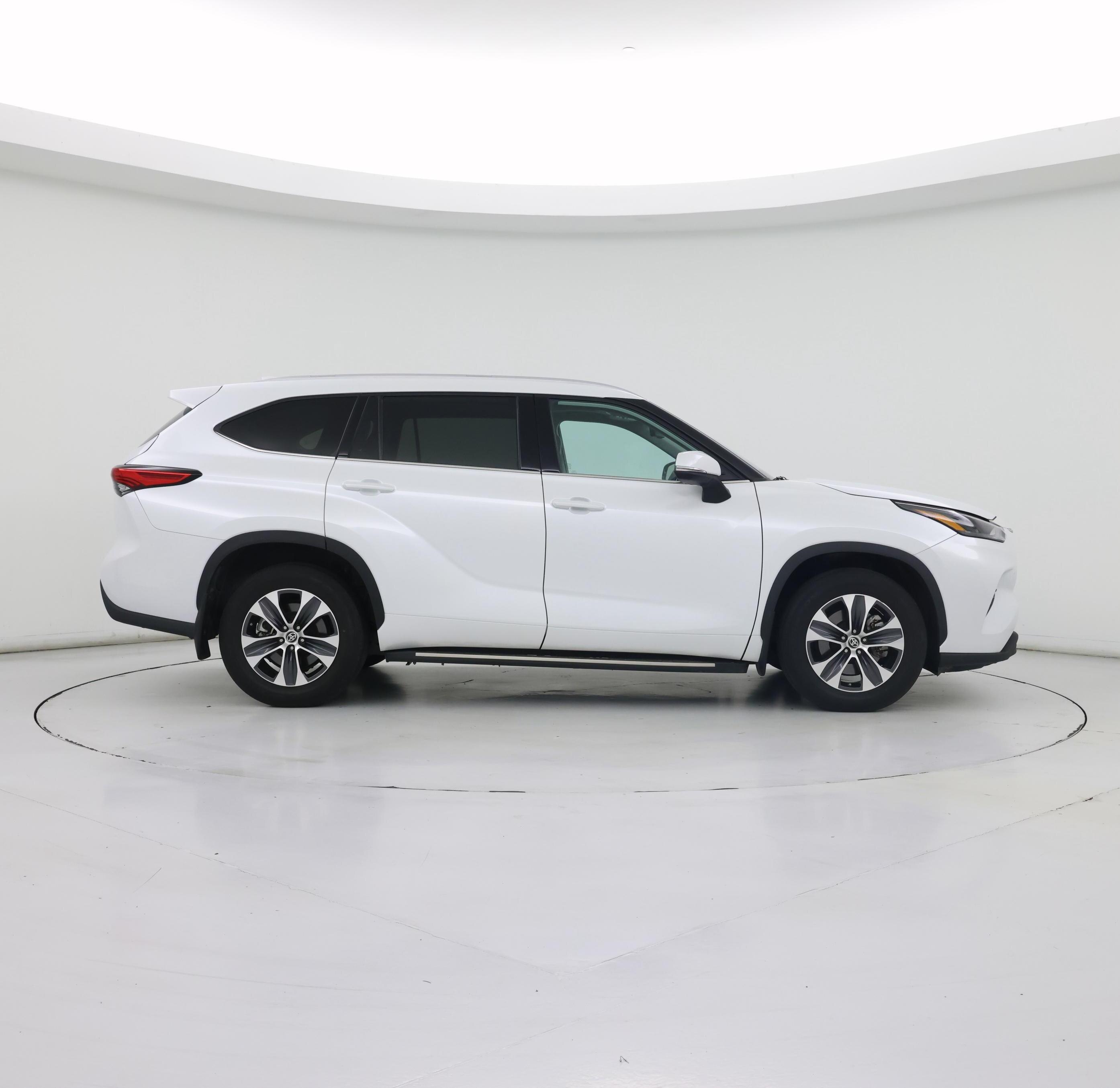 Thumbnail: 2022 Toyota Highlander - 7