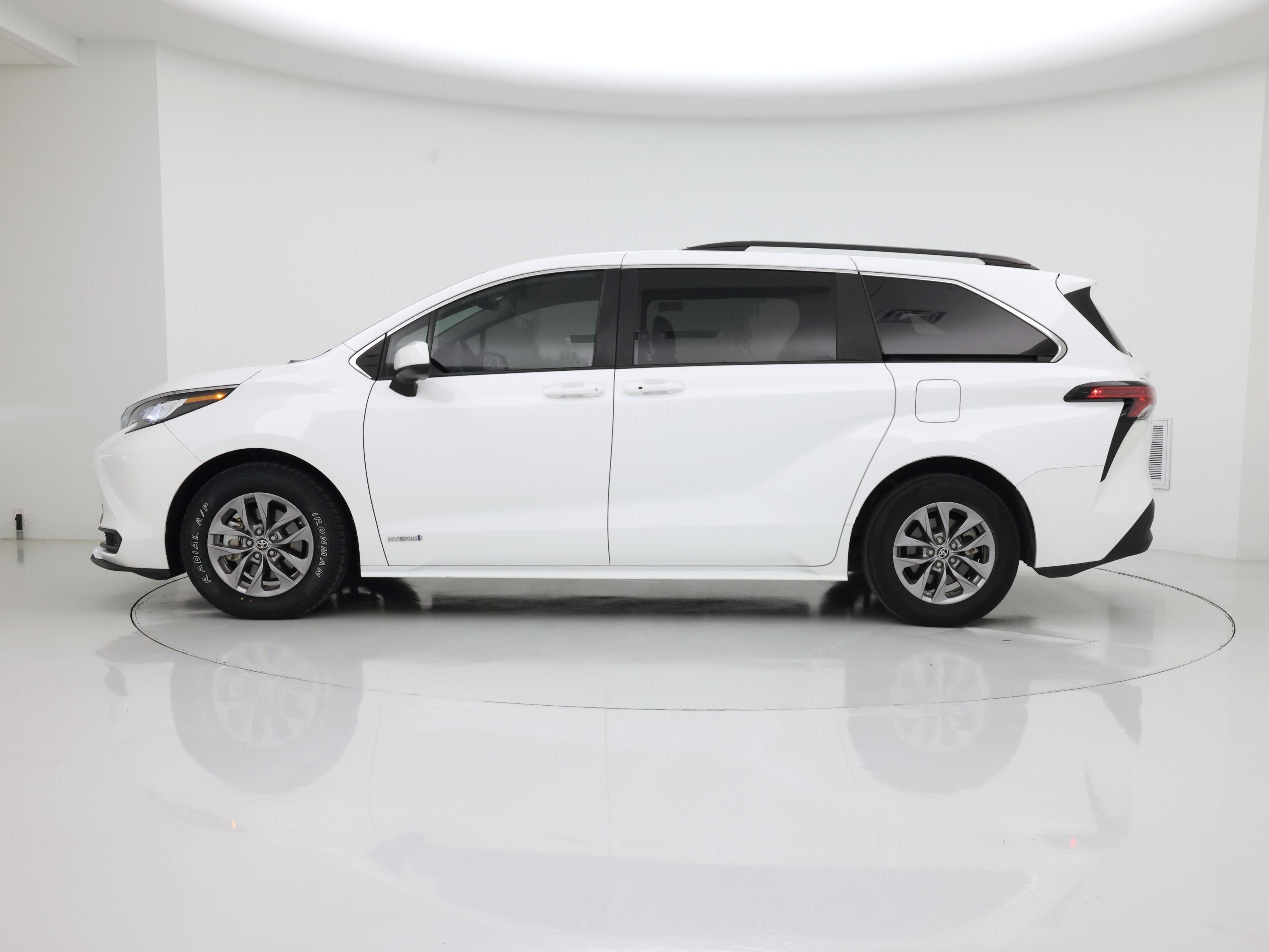 Thumbnail: 2021 Toyota Sienna - 3