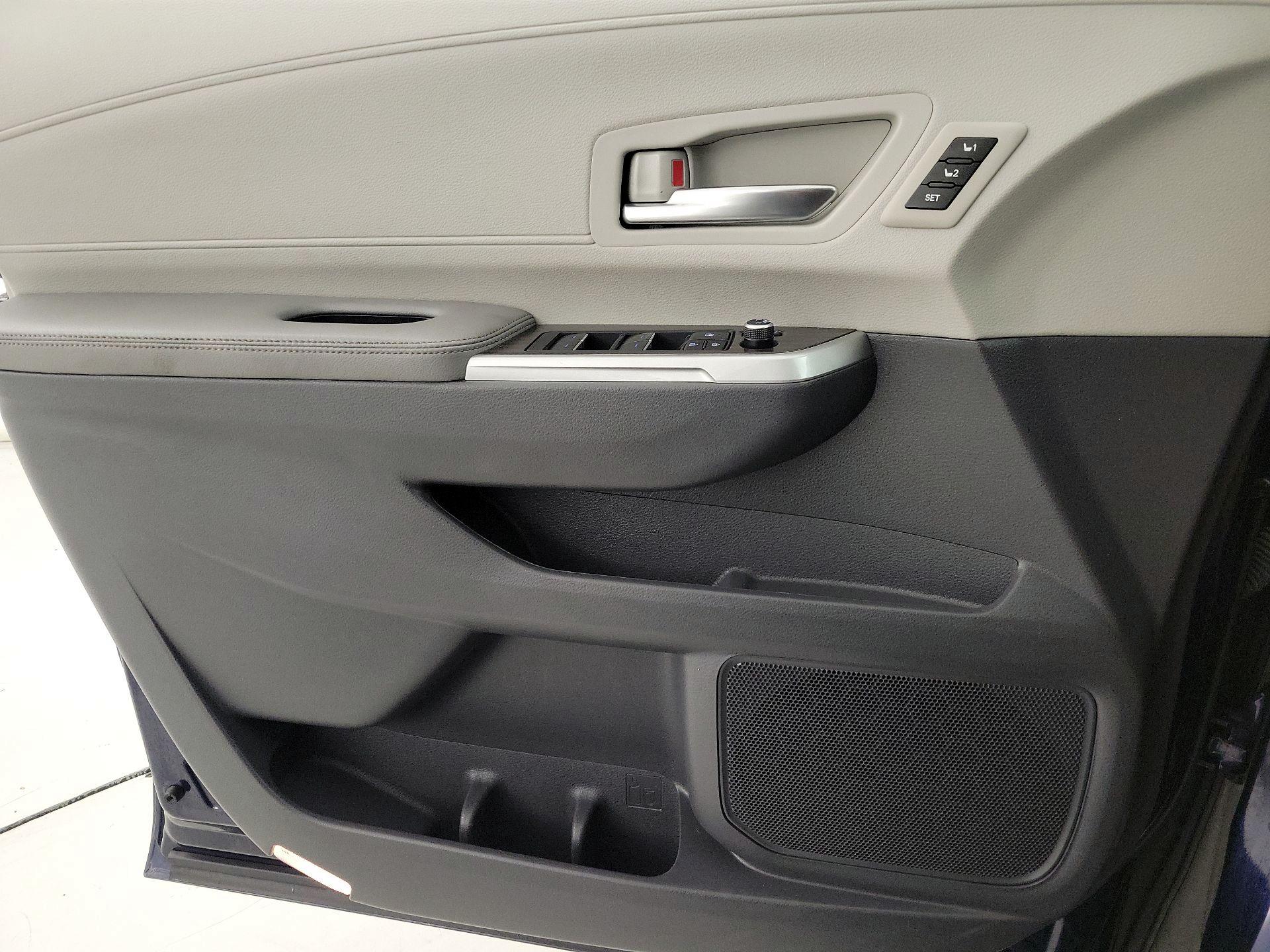 Thumbnail: 2021 Toyota Sienna - 12