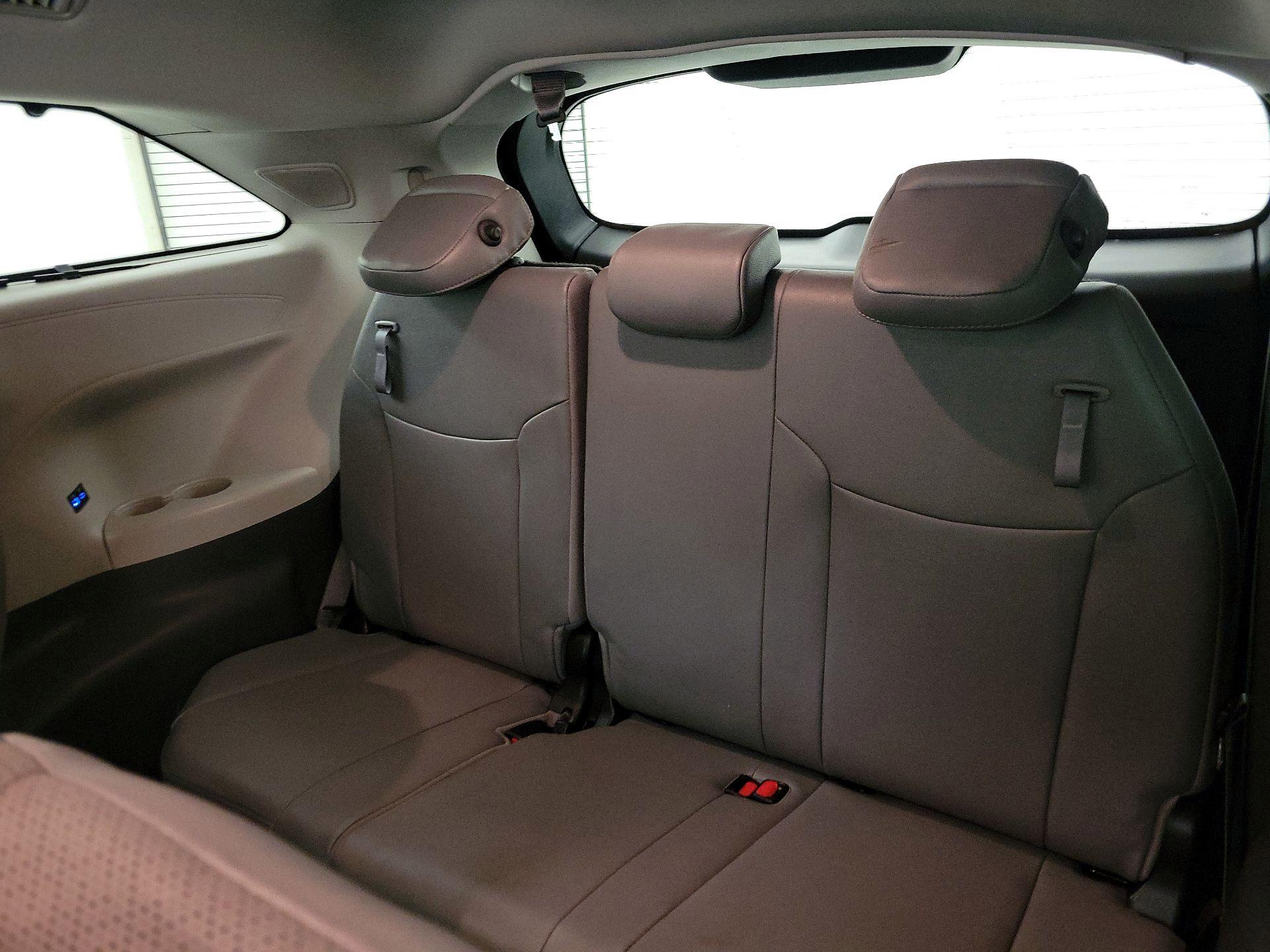 Thumbnail: 2021 Toyota Sienna - 20