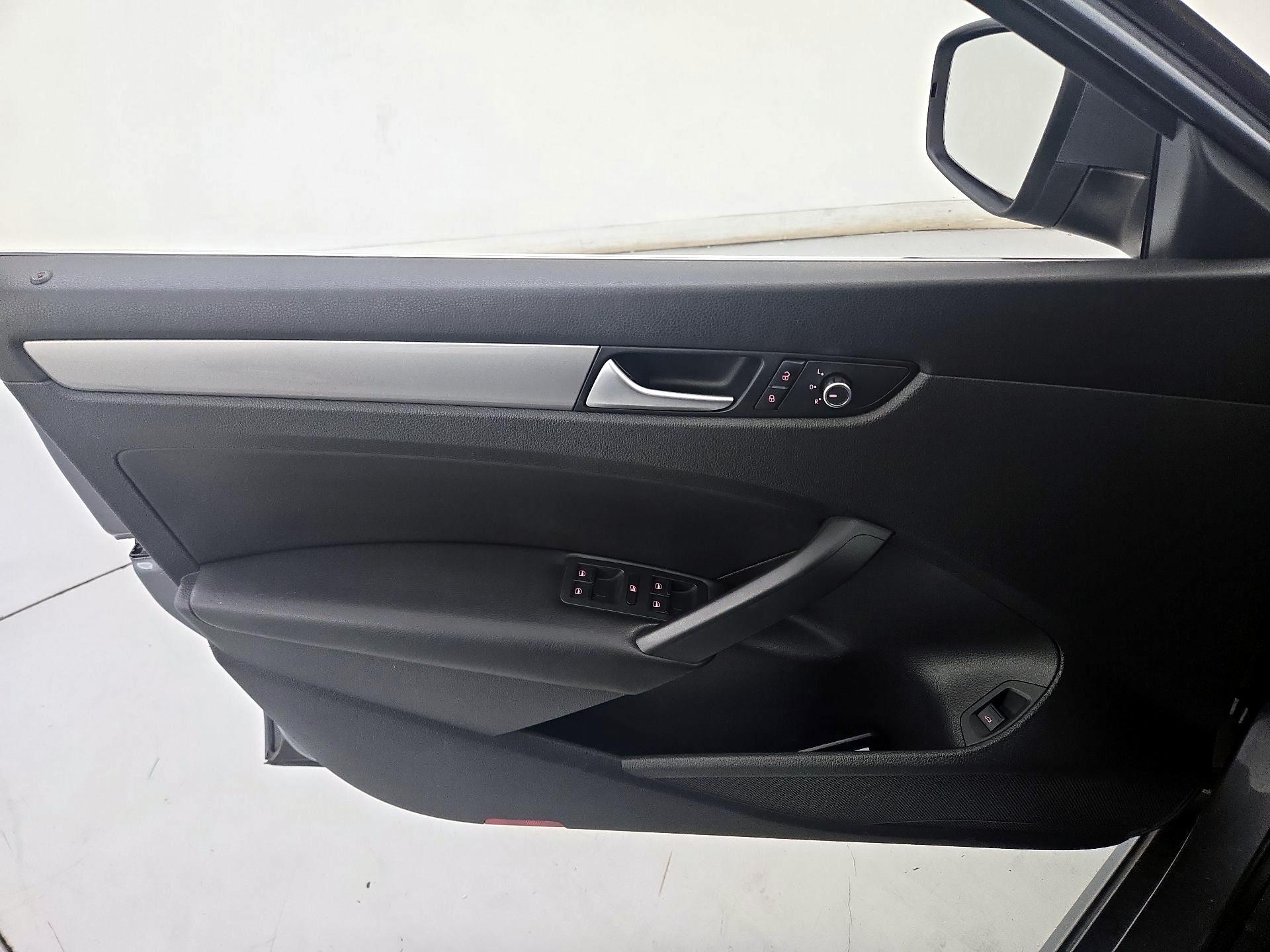 Thumbnail: 2015 Volkswagen Passat - 12