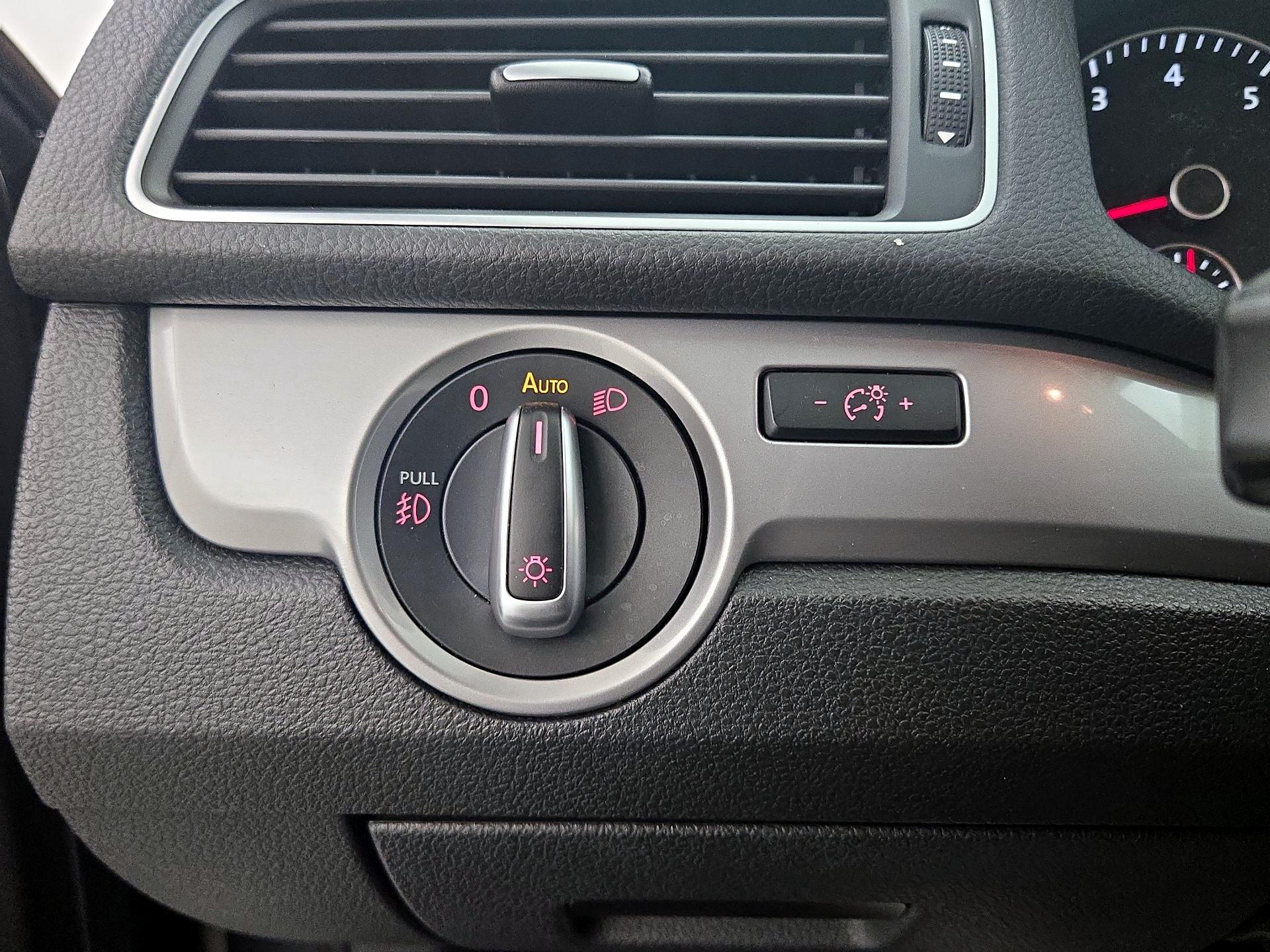 Thumbnail: 2015 Volkswagen Passat - 13