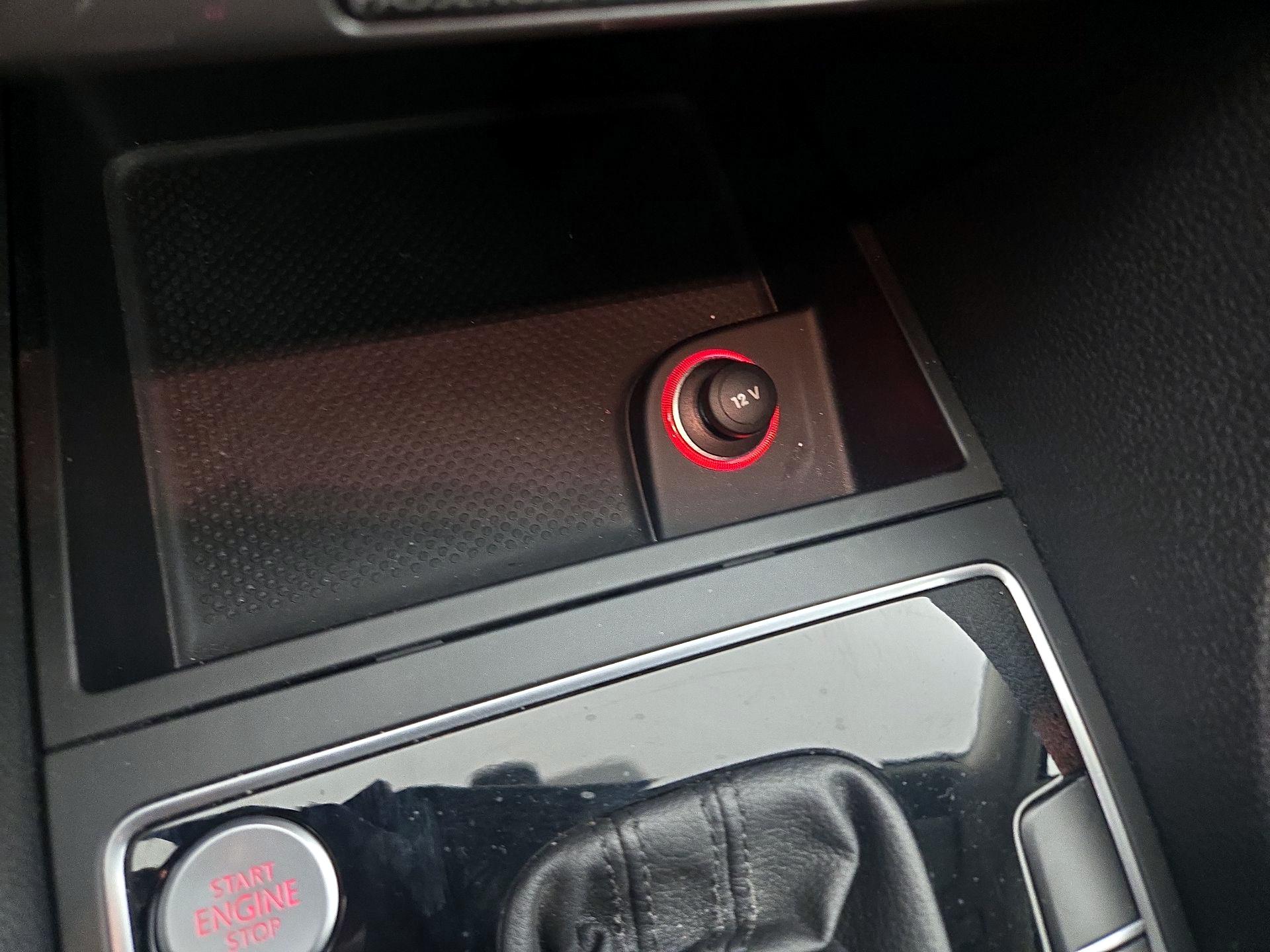 Thumbnail: 2015 Volkswagen Passat - 18