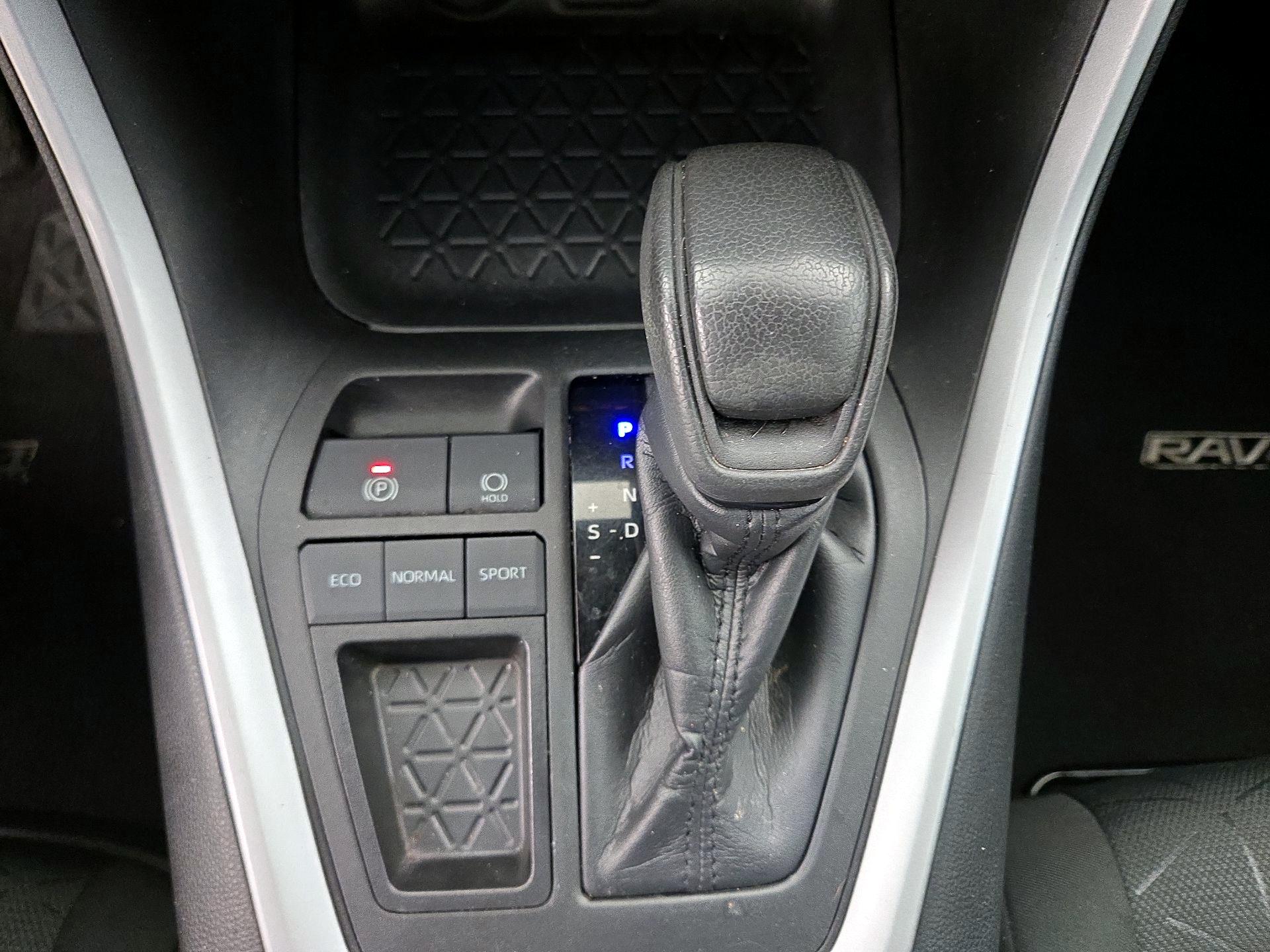 Thumbnail: 2022 Toyota RAV4 - 17