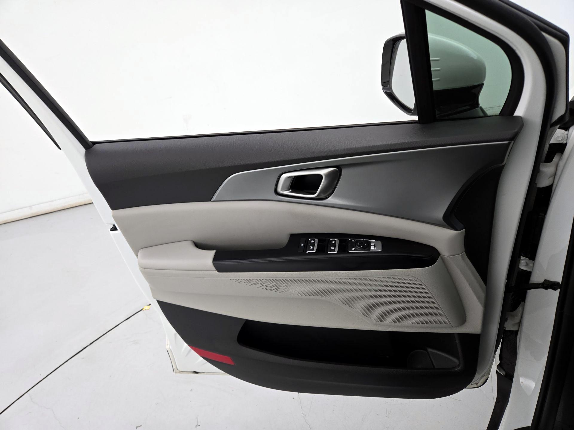 Thumbnail: 2023 Kia Carnival - 12