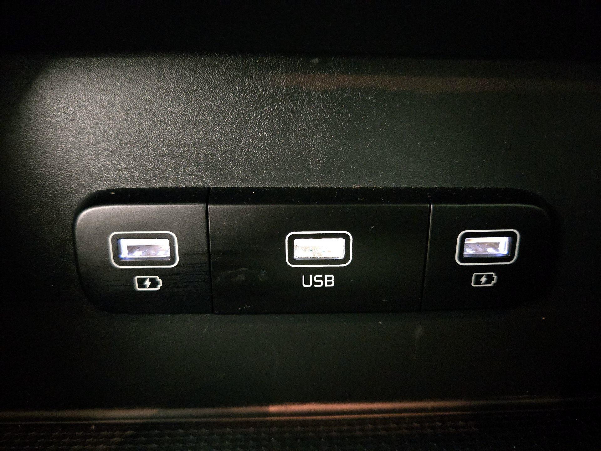 Thumbnail: 2023 Kia Carnival - 18