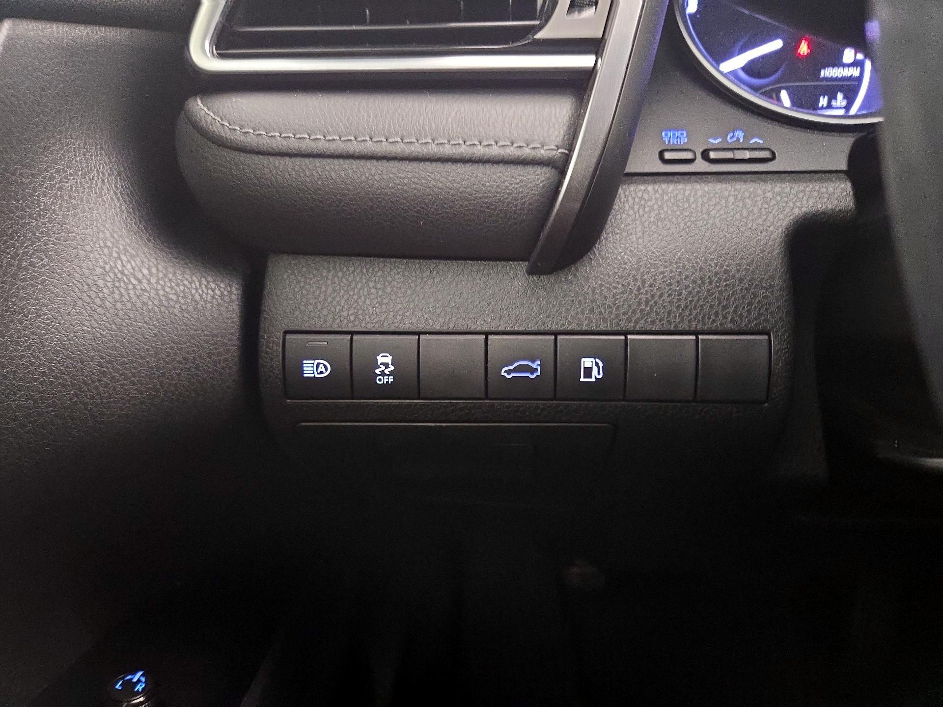 Thumbnail: 2018 Toyota Camry - 13