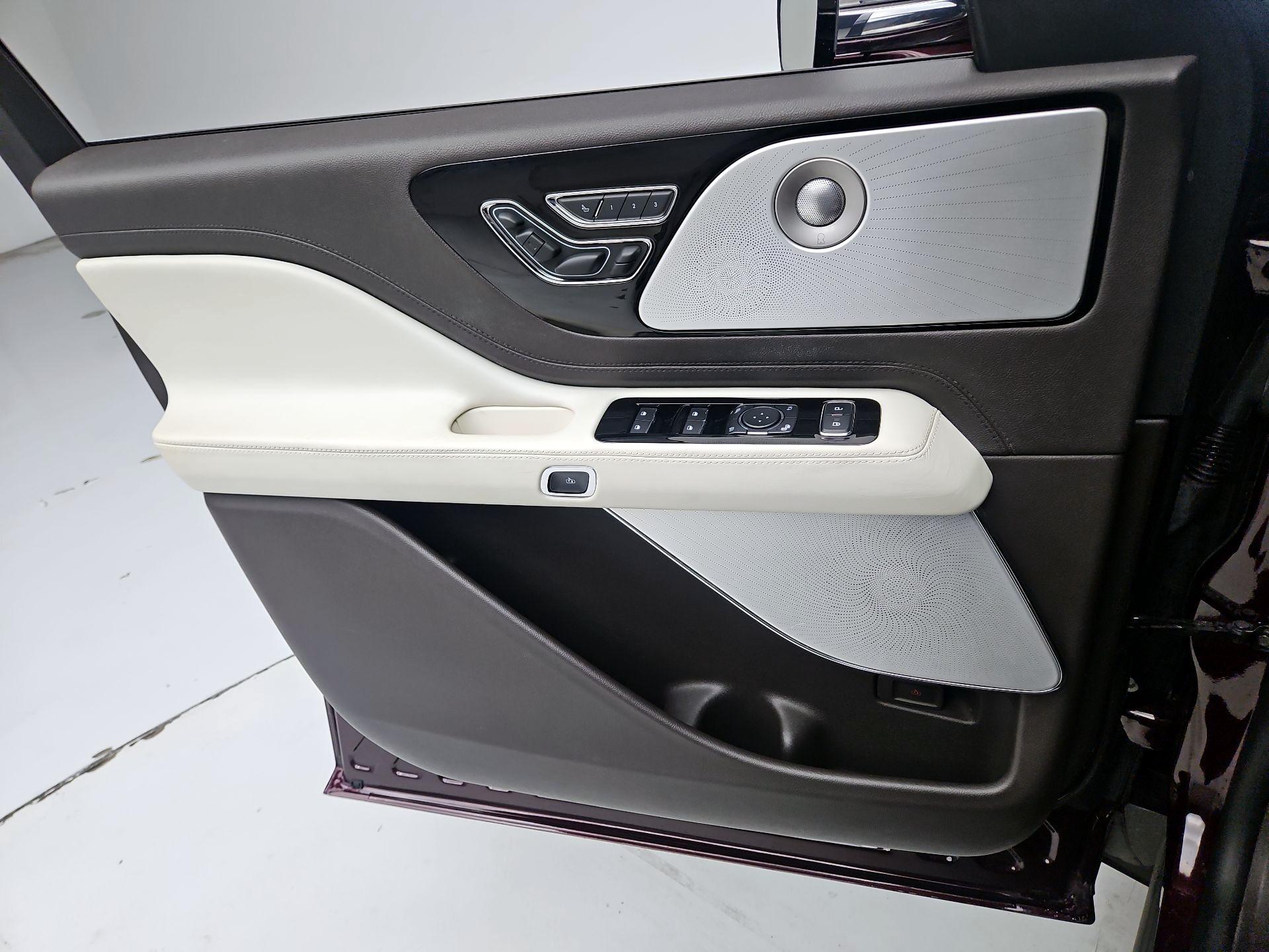 Thumbnail: 2020 Lincoln Aviator - 12