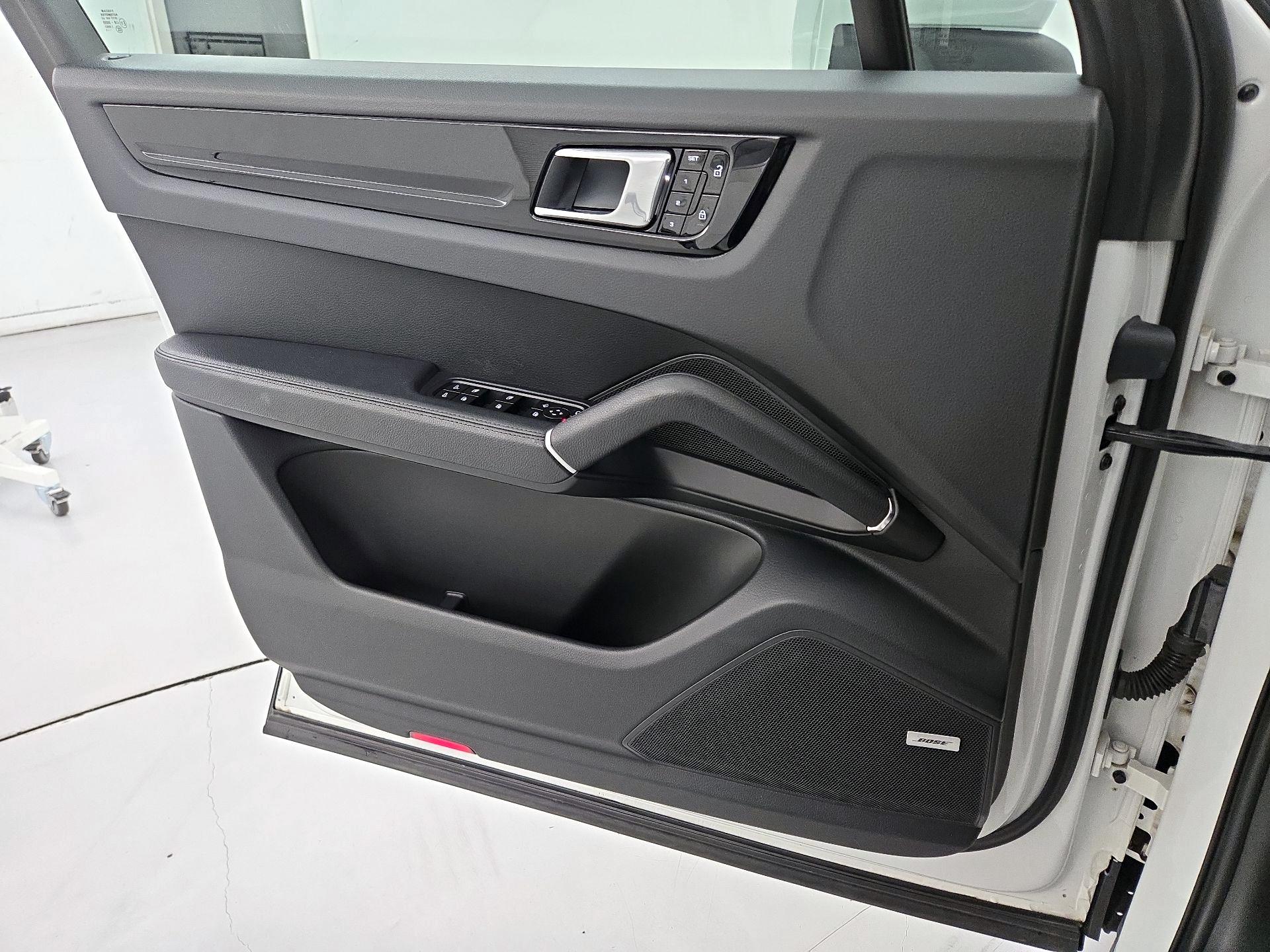 Thumbnail: 2020 Porsche Cayenne - 12