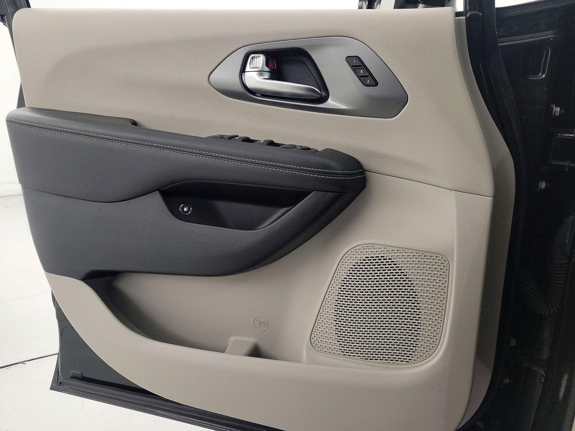 Thumbnail: 2024 Chrysler Pacifica - 12